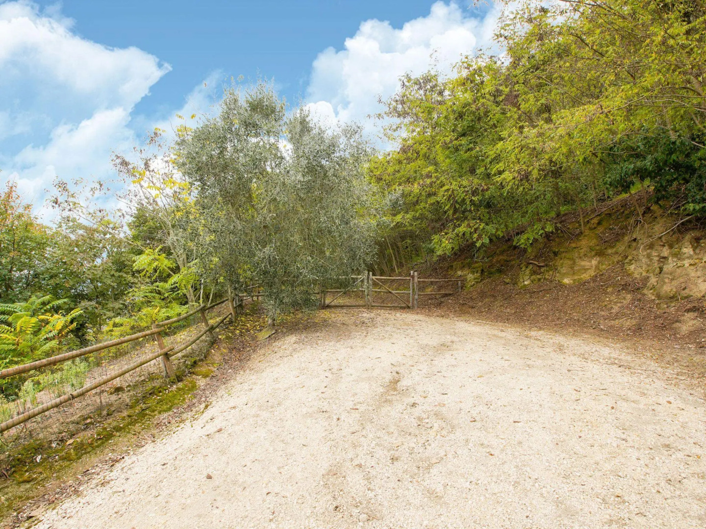 Rustic house with private garden and shared swimming pool, a splendid setting