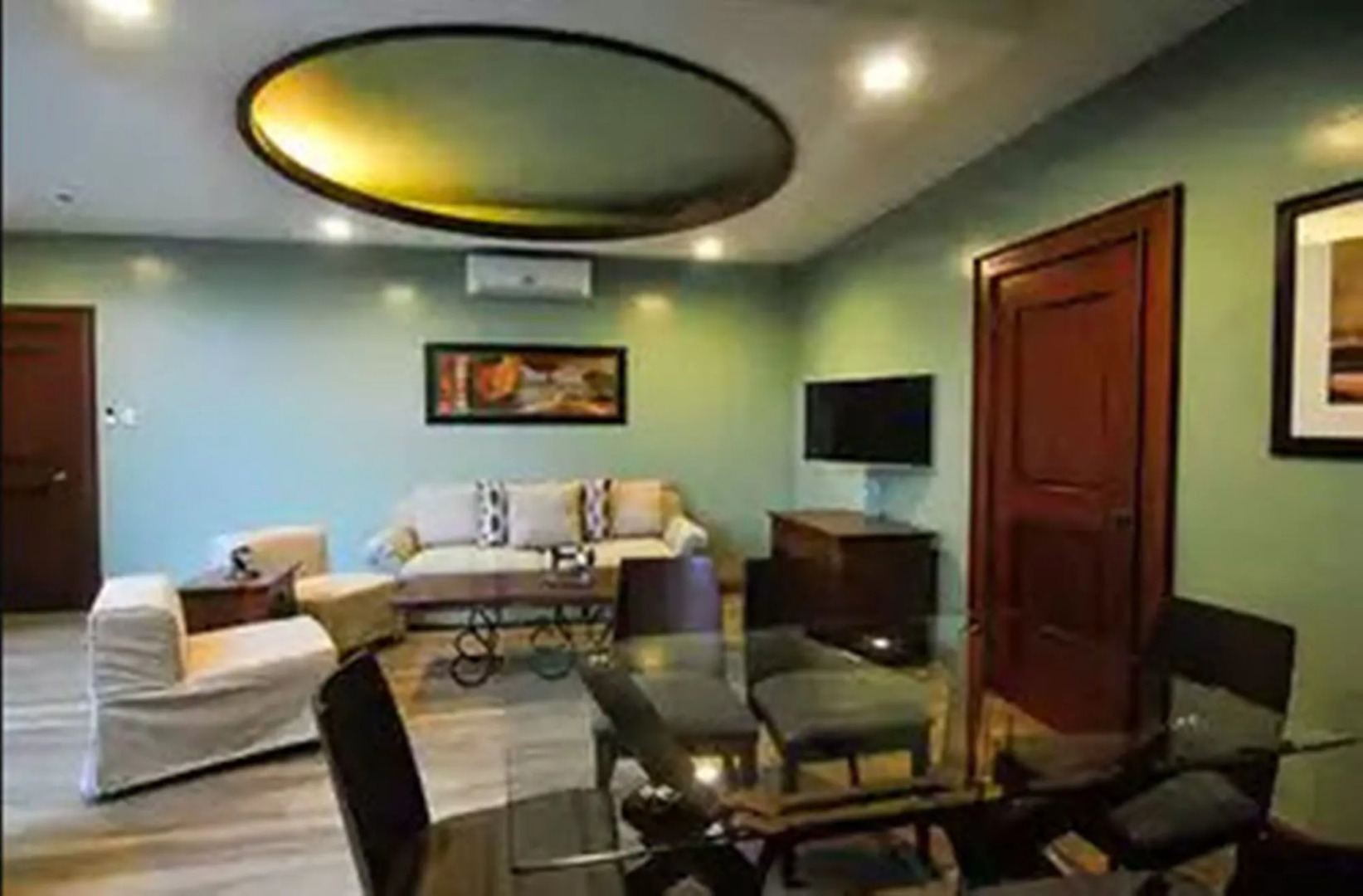 Paragon Hotel and Suites