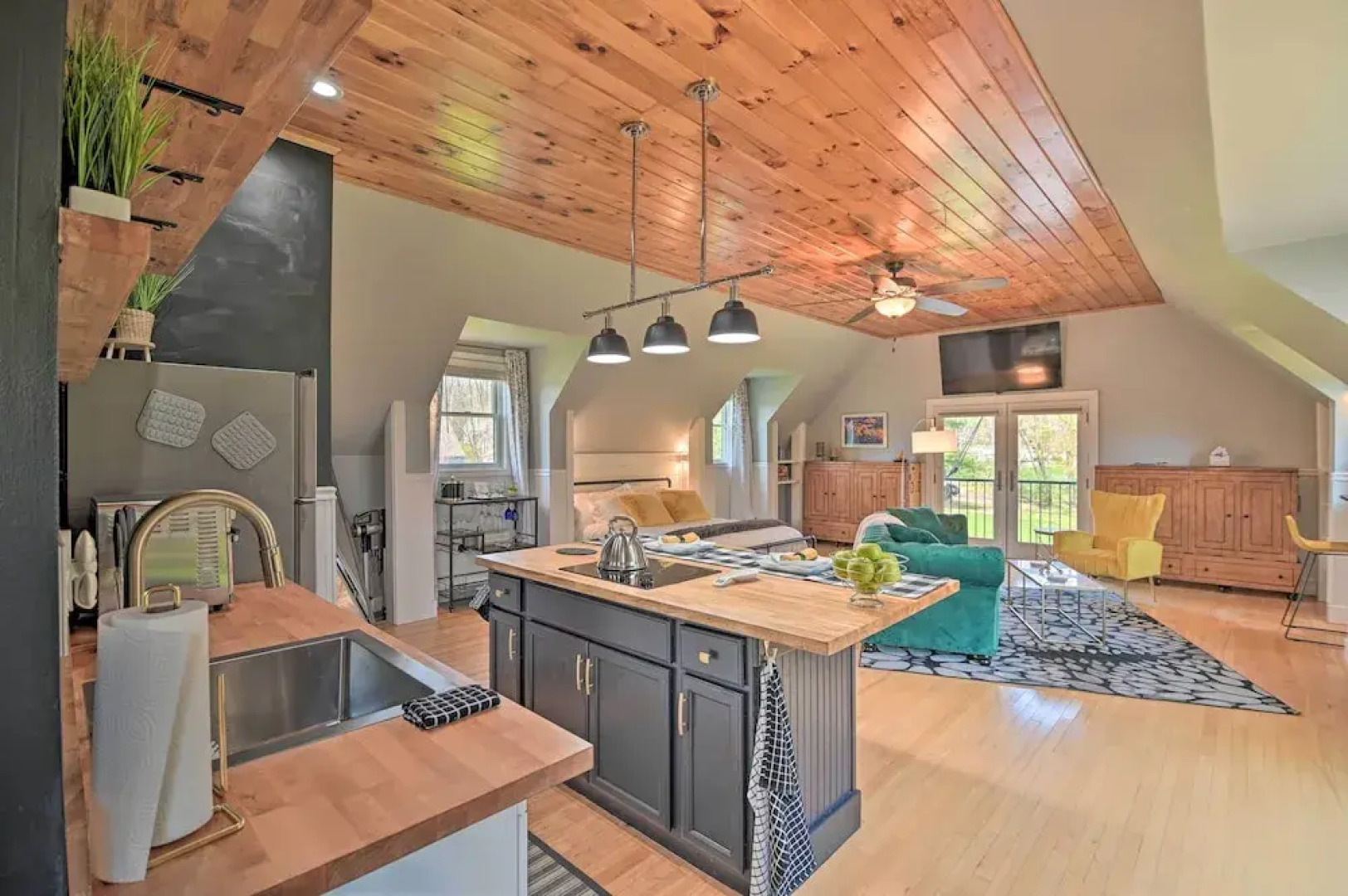 Stylish Studio w/ Fireplace ~ 3 Mi From Dtwn!