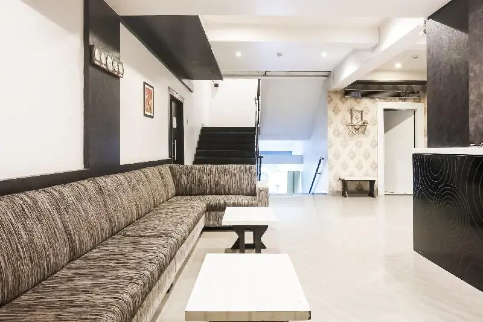 Capital O 69697 Seaons Hotel