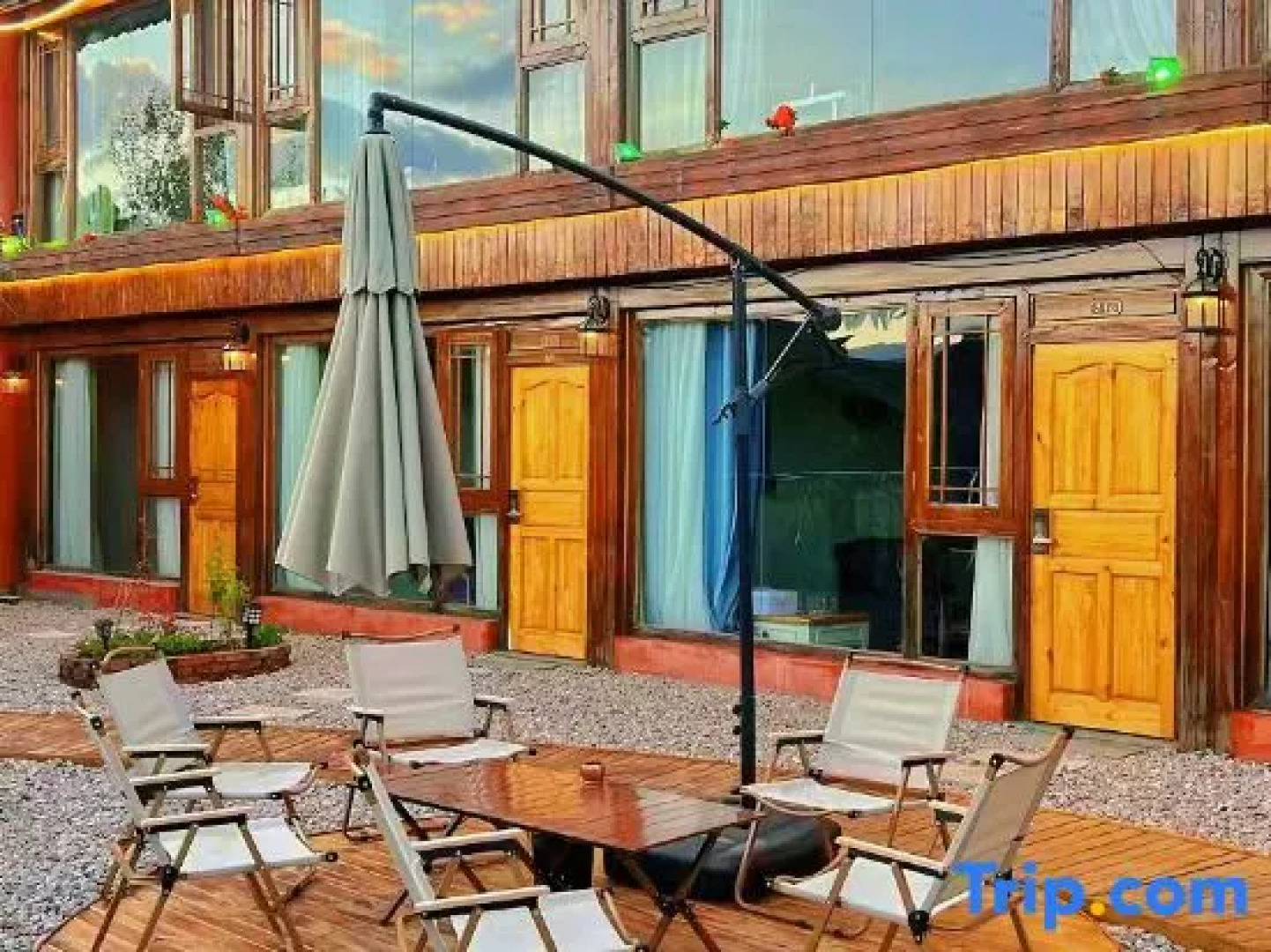 Lugu Lake Yuanshe Homestay (Lover's Beach Branch)