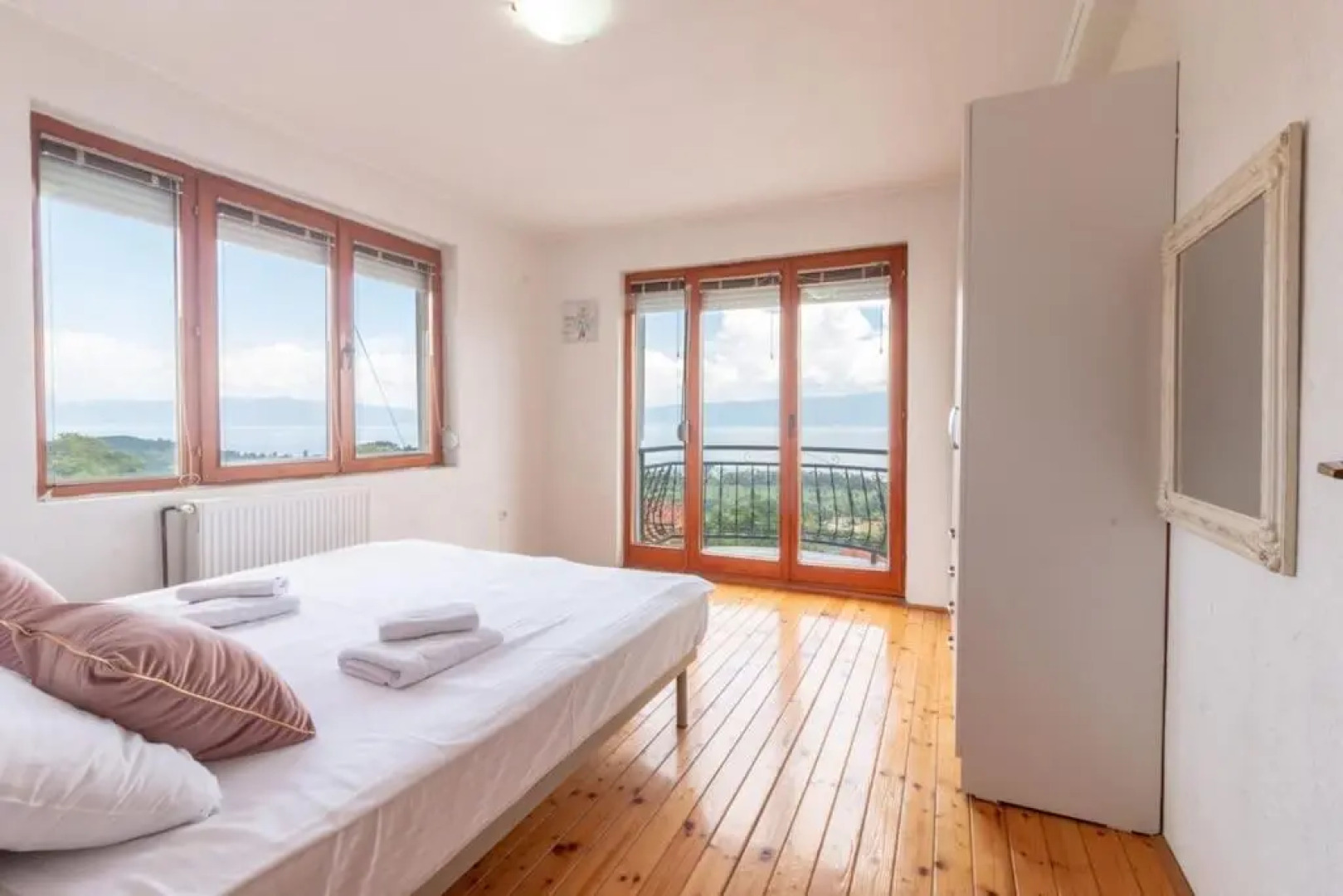 Casa Farmak - 4 Bedroom Lux Apartment with Infinity Pool & Lake View