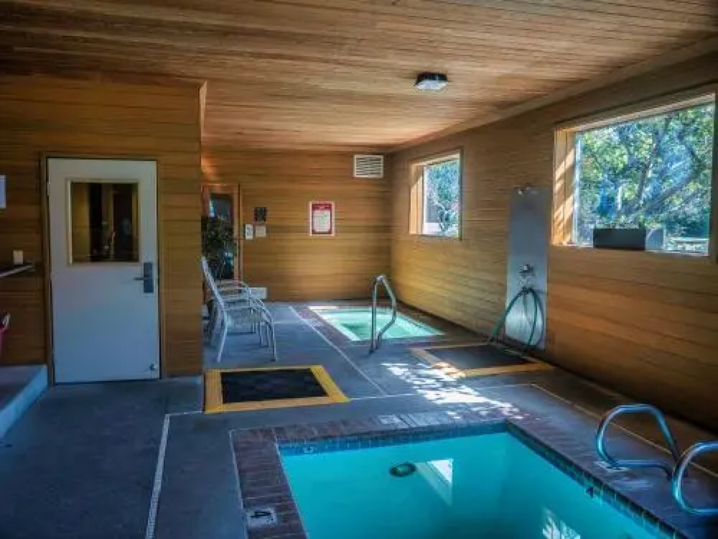 The Garibaldi House Inn & Suites