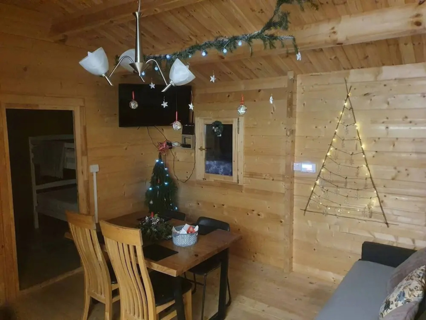 Log Cabin on the Lake - Sleeps 4 & Jacuzzi