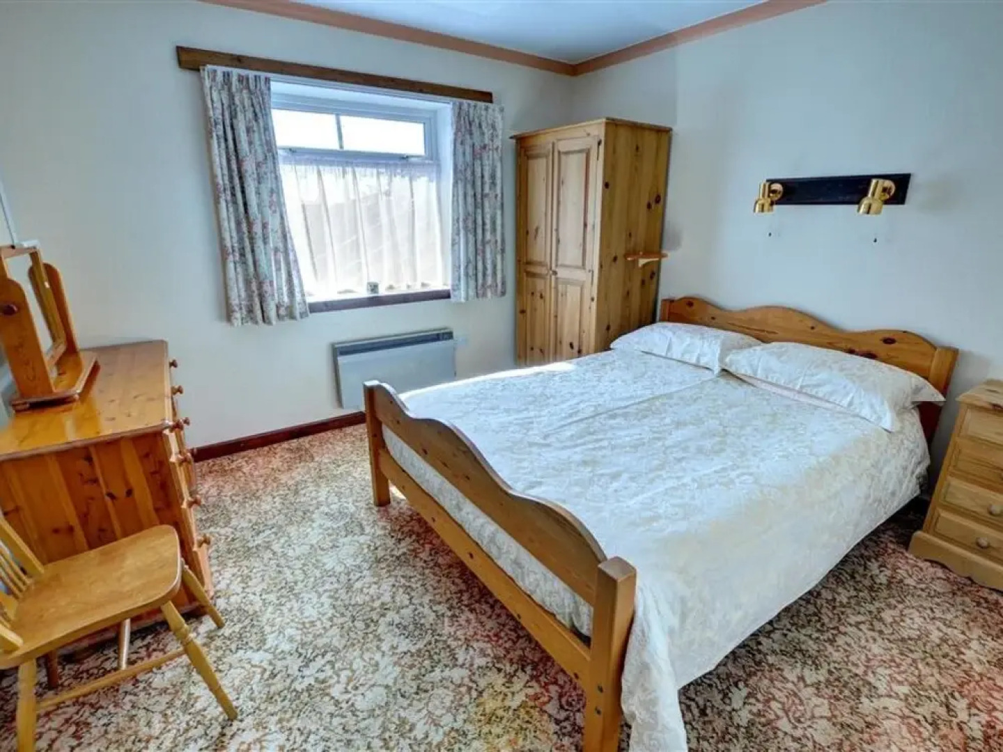 Ground-floor Apartment in Detached House set on 350-m Site