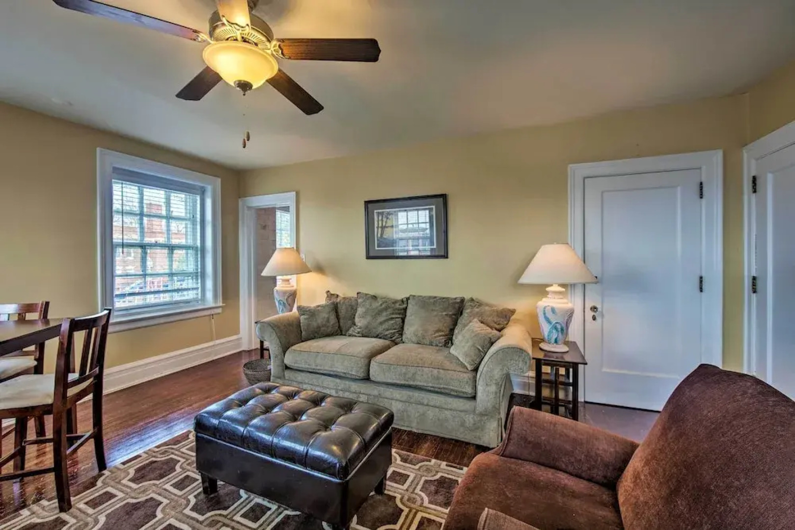 Walk to Shops, Dining & City Park: Reading Apt