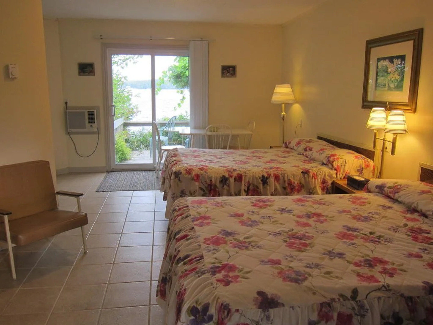 Bay Breeze Motel & Cottages