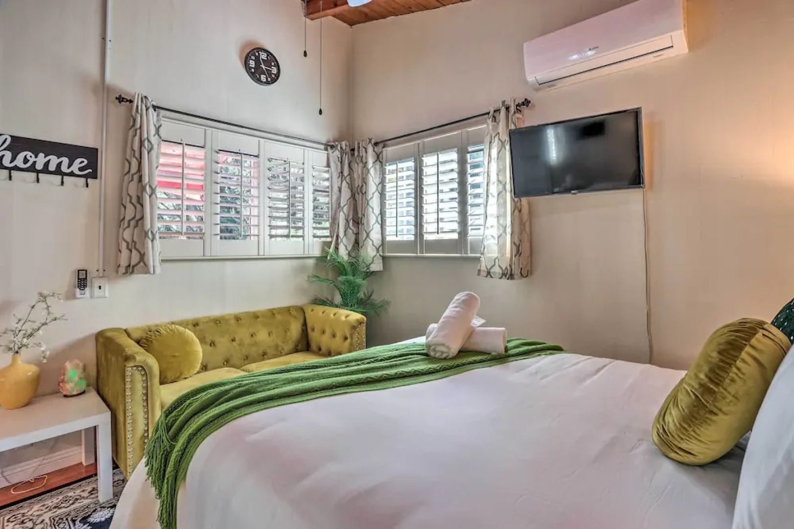 1 Mi to Lake Gregory: Boho Crestline Cabin