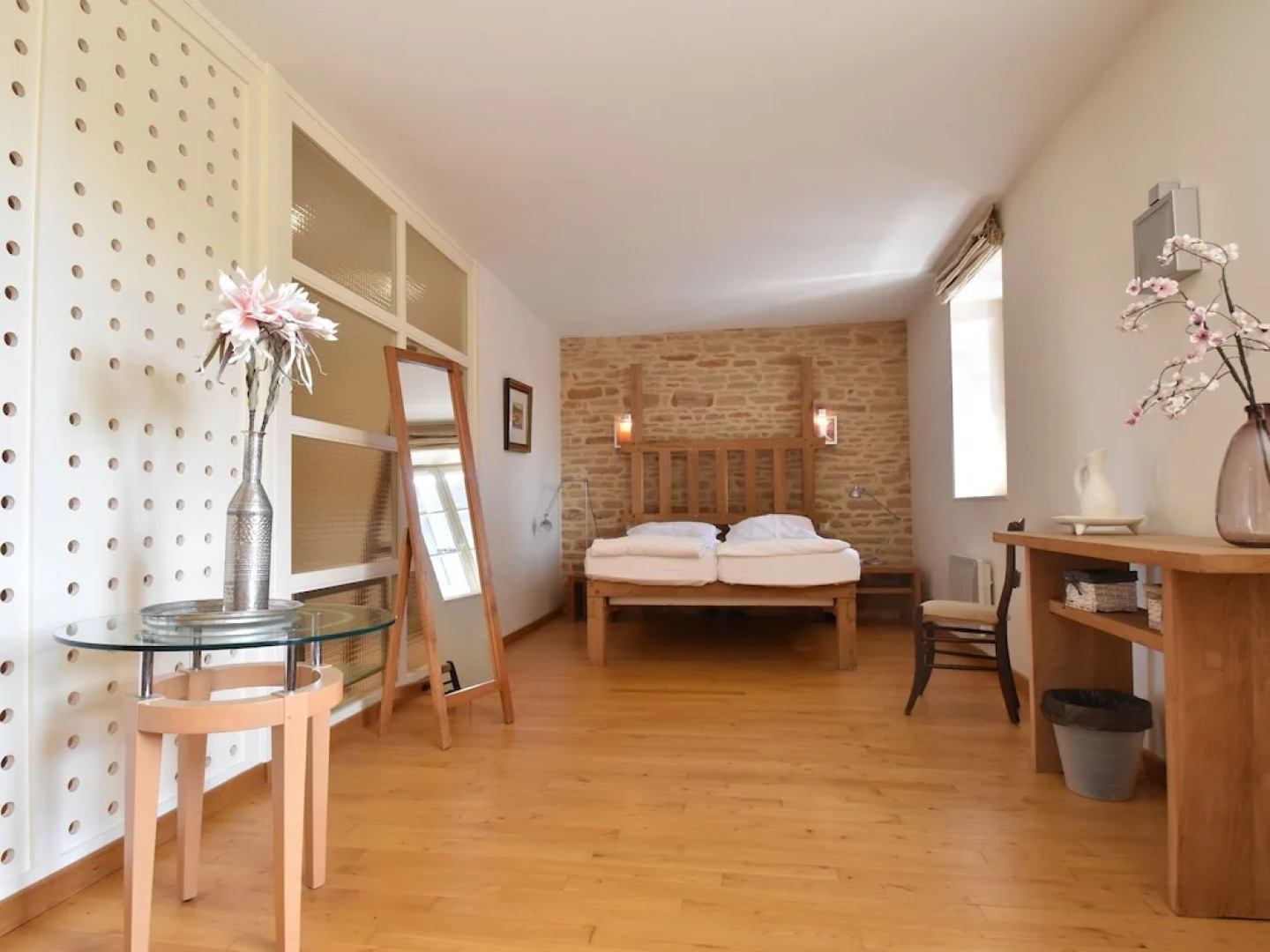 Spacious Mansion in Vinzelles With Swimming Pool