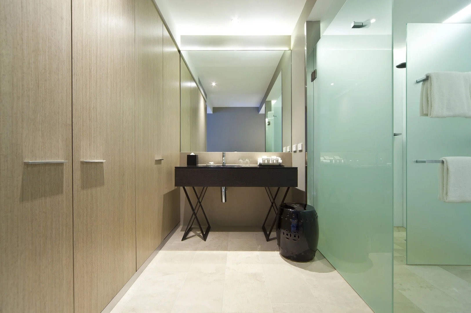 Burbury Hotel & Apartments