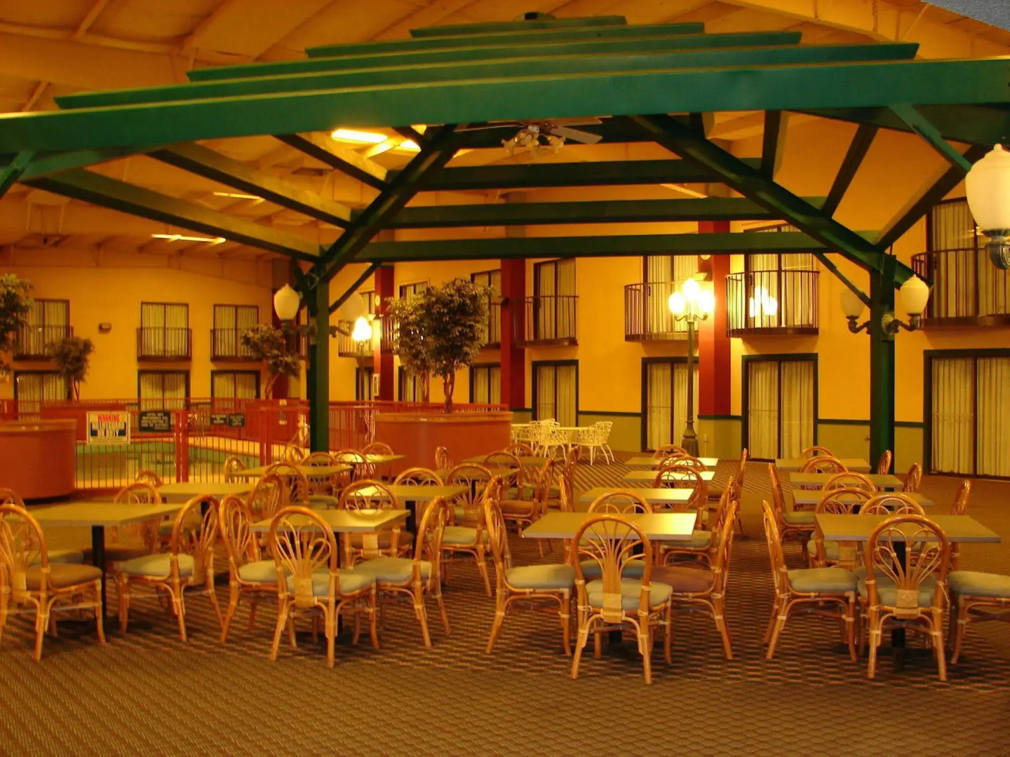 Econo Lodge Inn & Suites