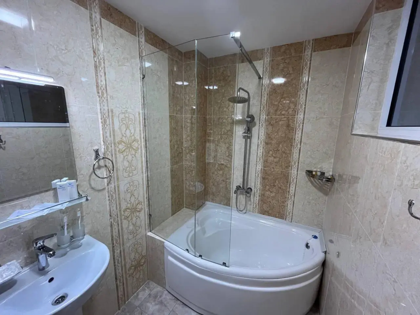 Aks Hotel