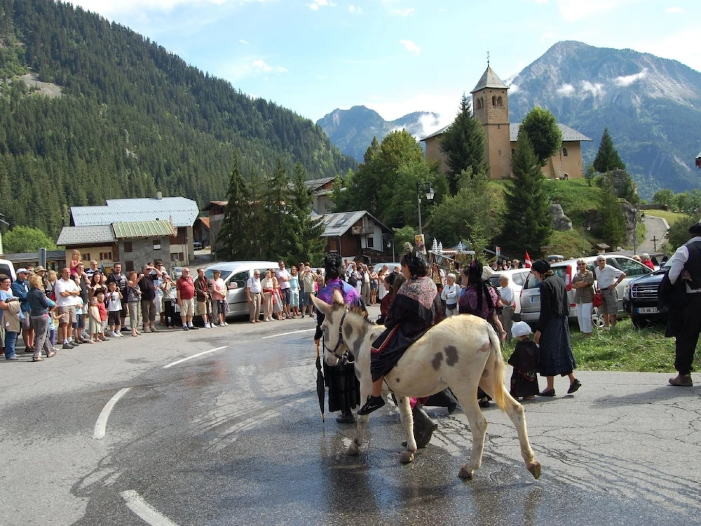 10-pers. Holiday Home With Sauna Near Center of Champagny