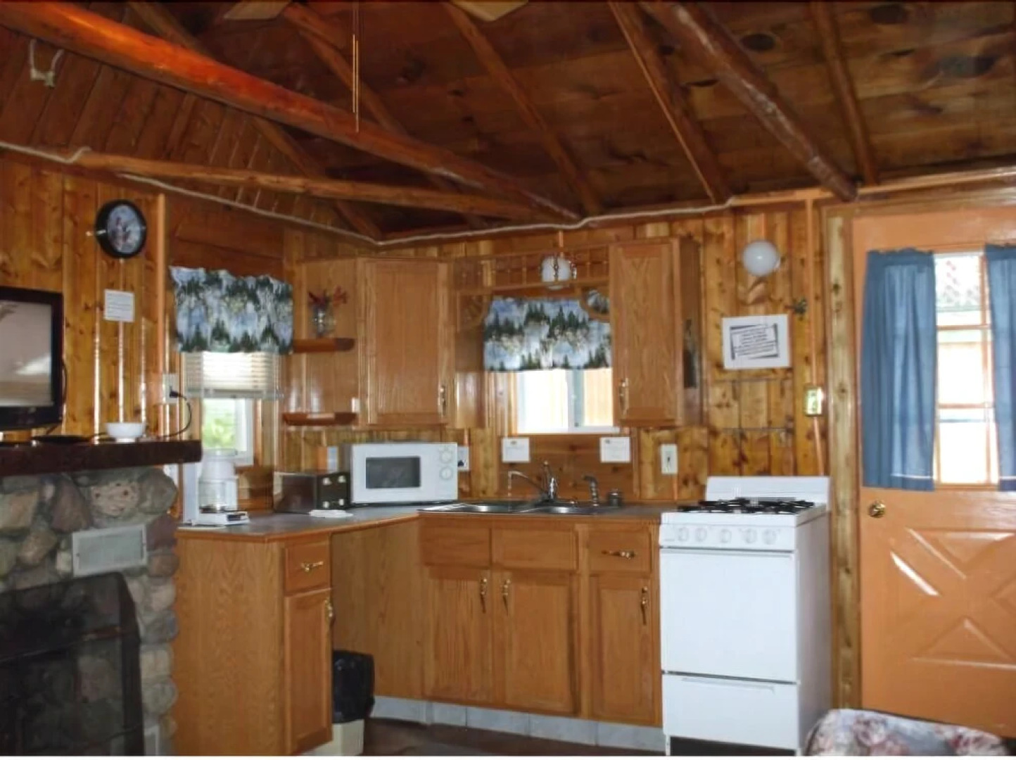 Crooked Lake Resort Cabin 1 (The lake side Stowaway) Holiday home 2 Be