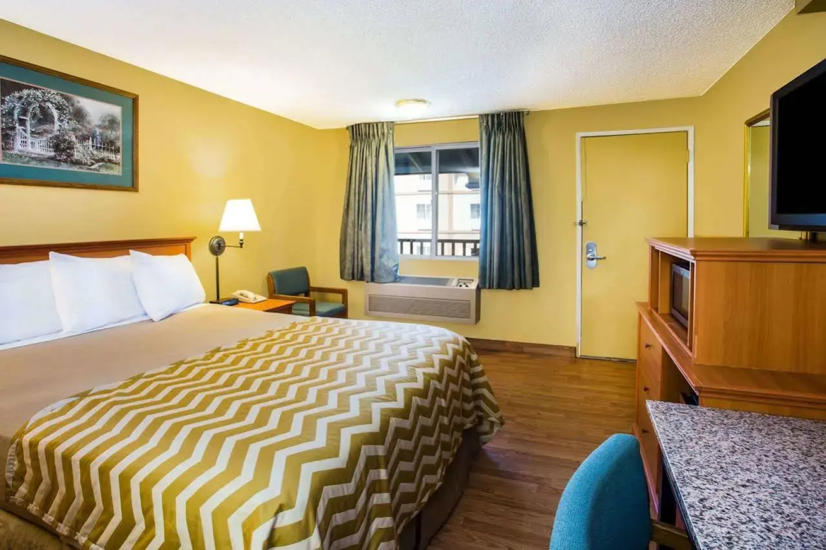 Travelodge by Wyndham Tacoma Near McChord AFB