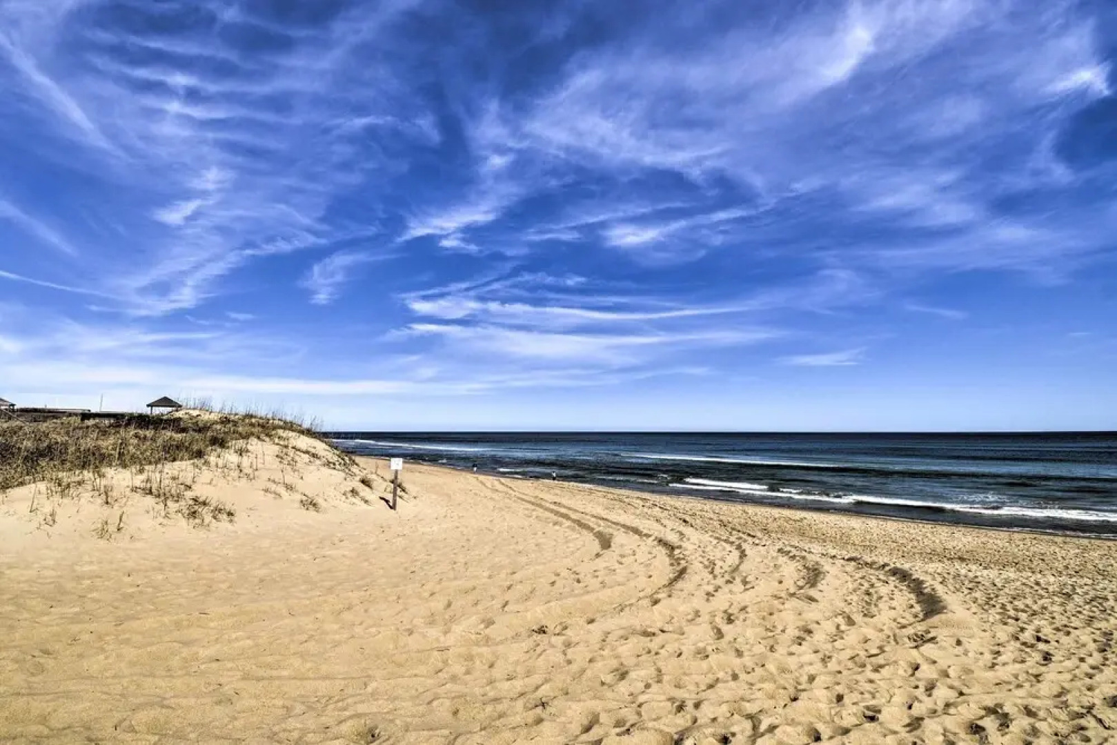 Nags Head Cottage: Screened Porch, Walk to Beach!