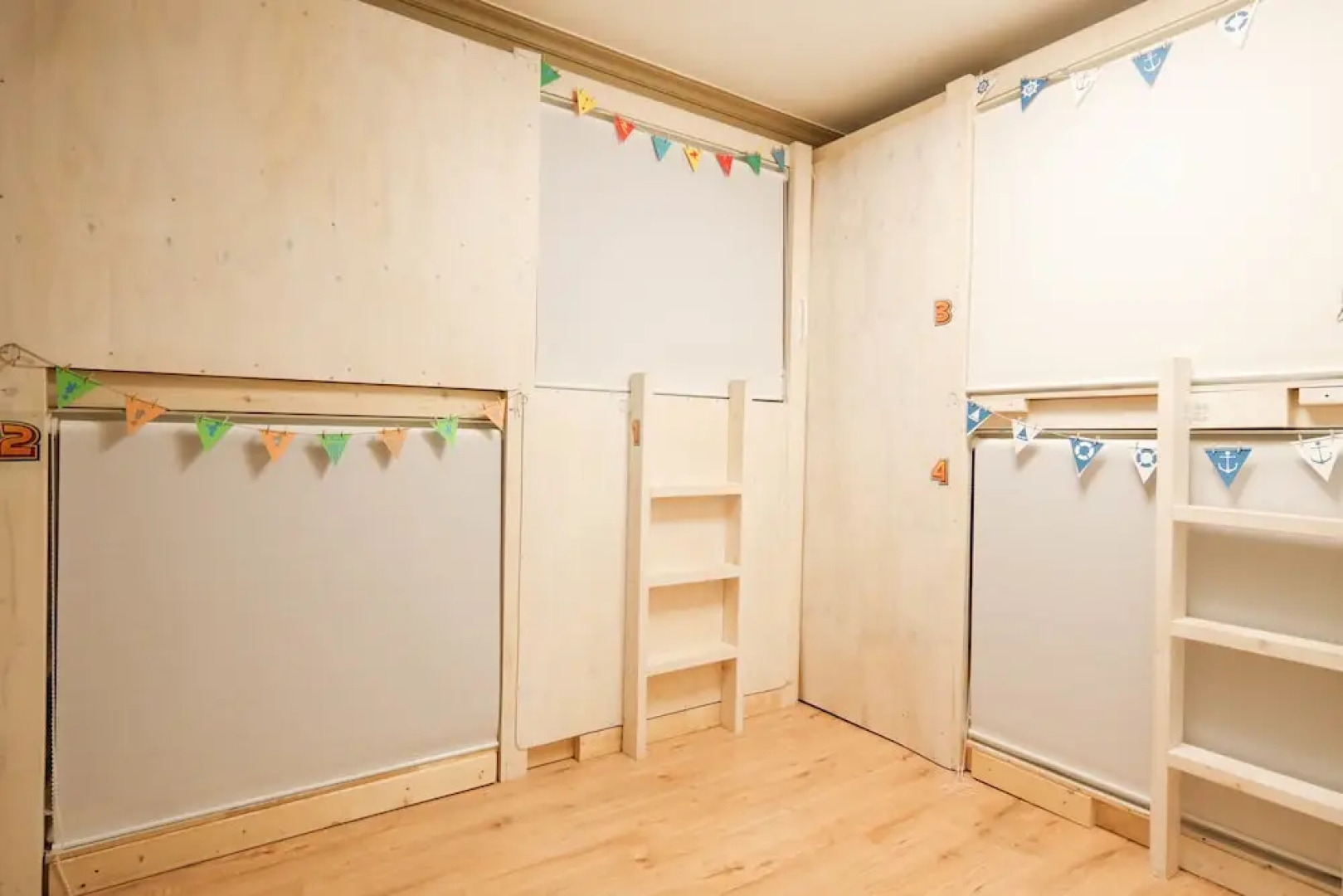 Linker Party House - Hostel