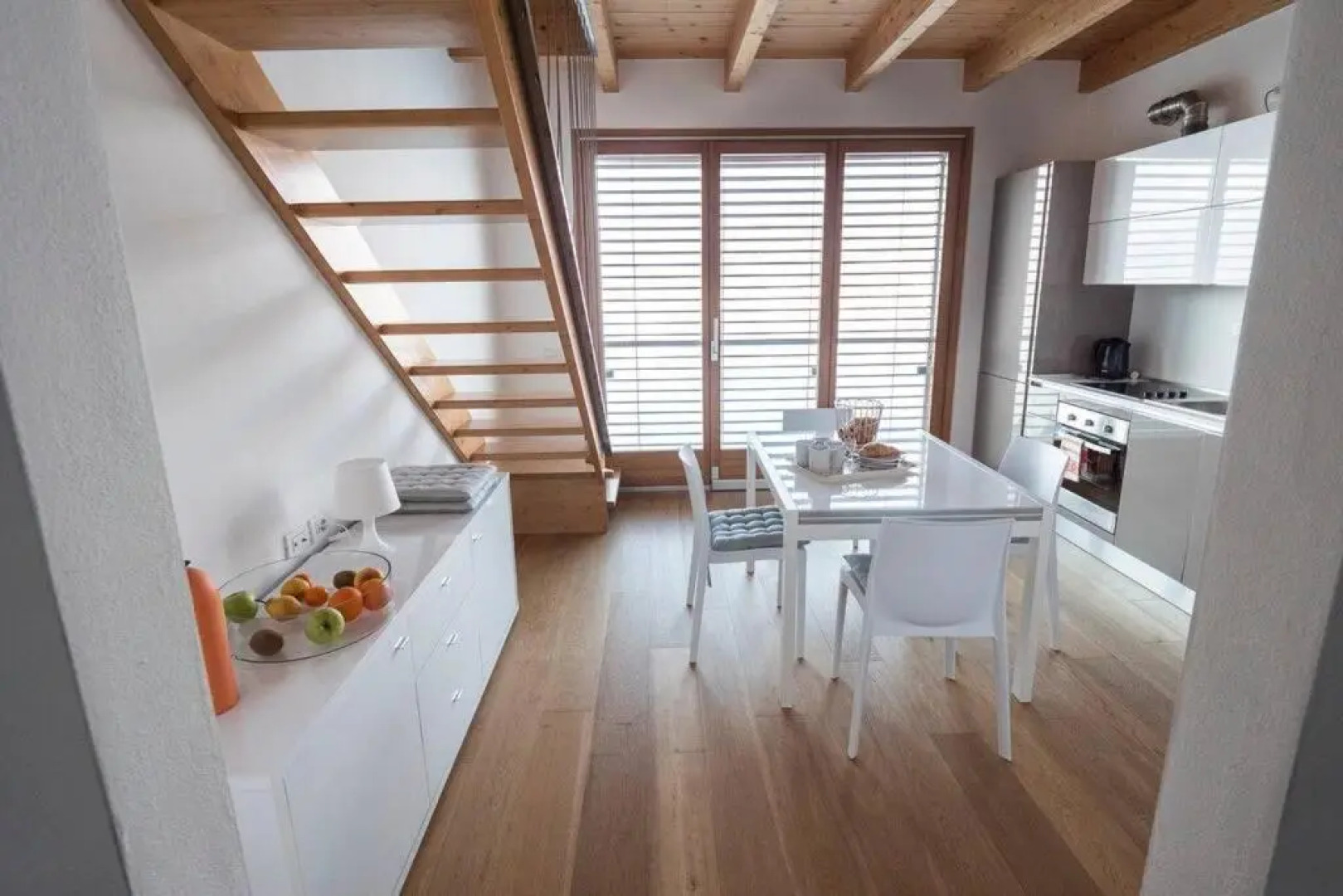 beautiful poolside and stunning lake view Gardenia