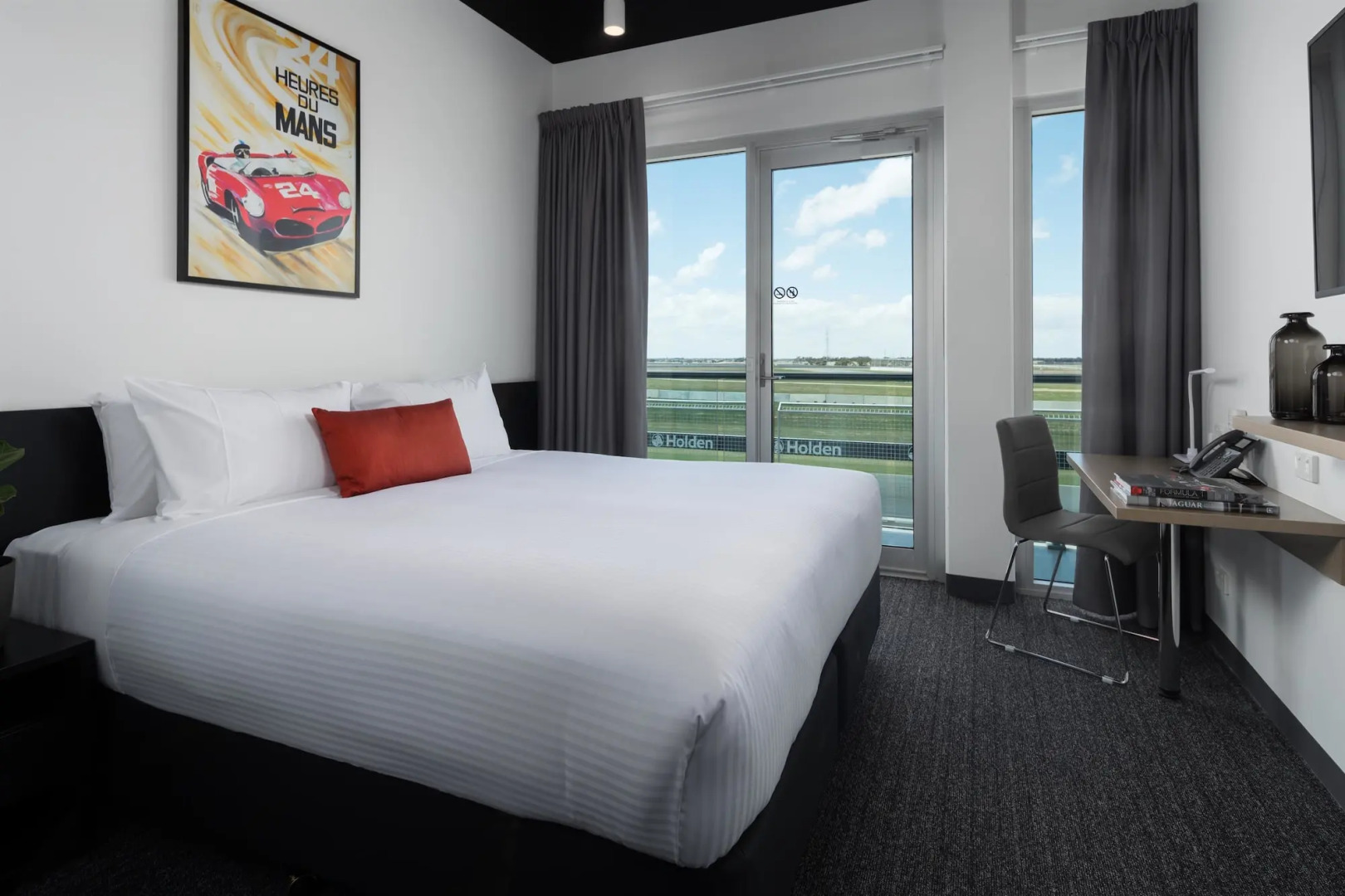 Rydges Pit Lane Hotel