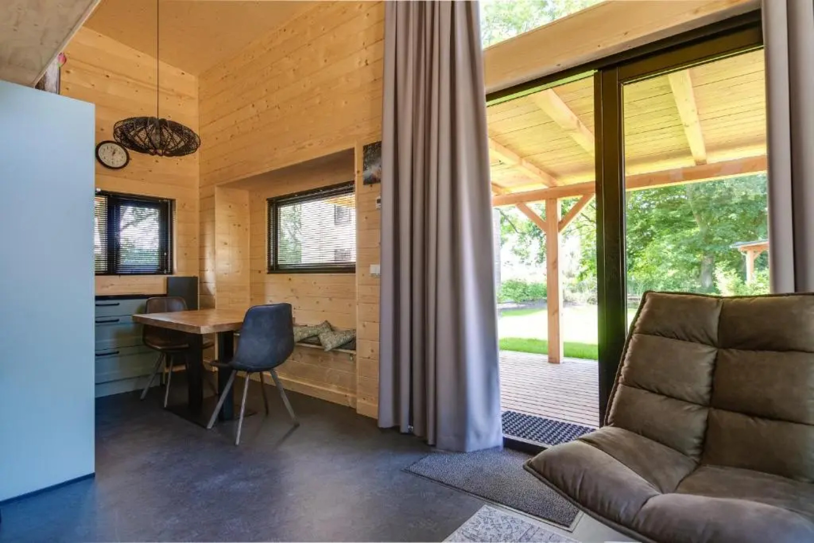 Fraai Tiny House aan het veluwemeer met uitzicht & veranda