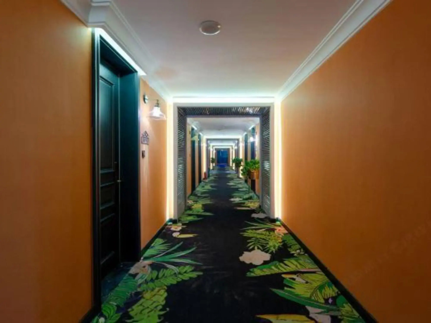 Jiaozuo flower season coffee Hotel (Rose Park store)