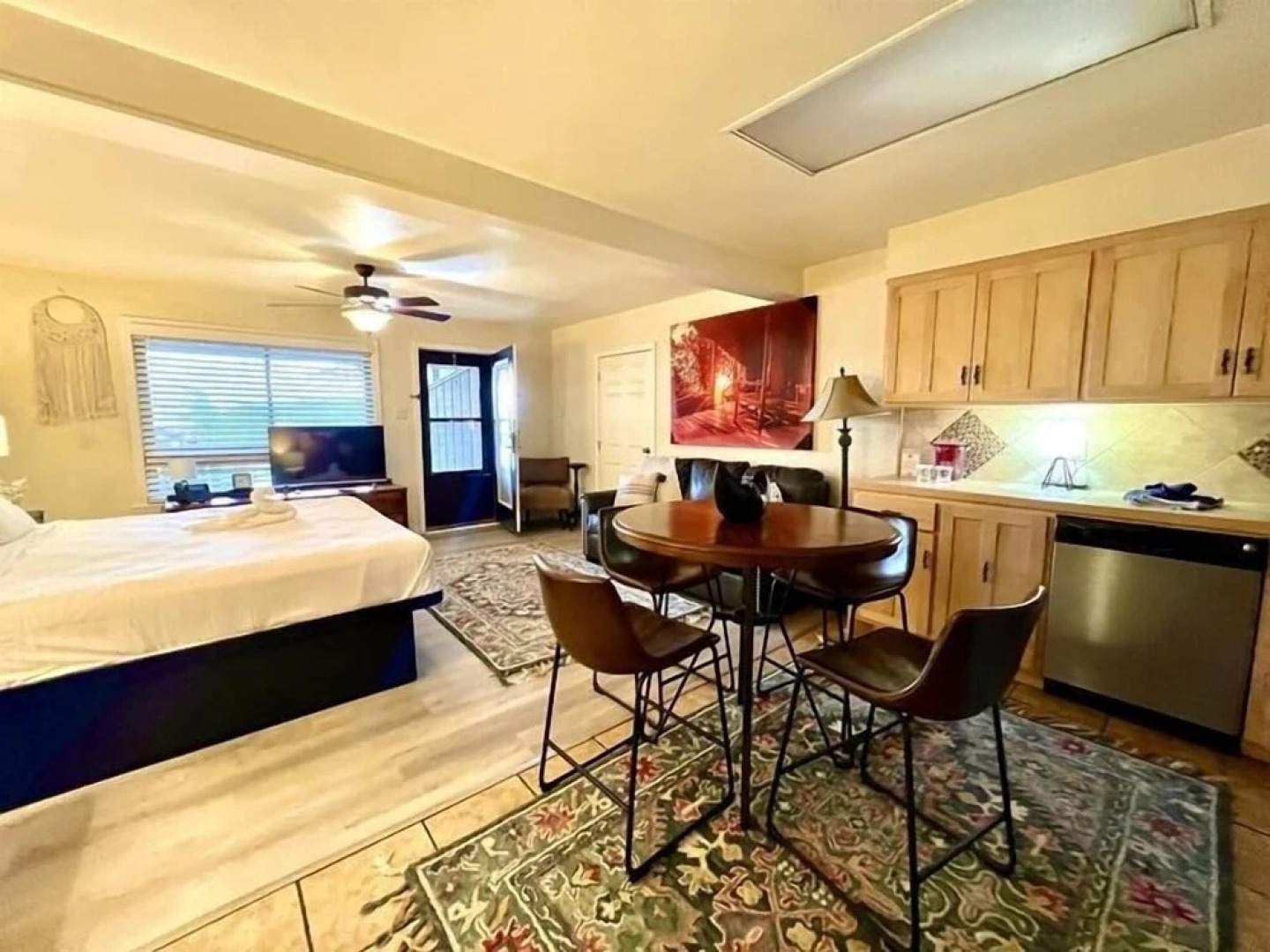 SU15, Spacious studio with full kitchen, dining table and rock patio overlooking Lake Ouachita. by RedAwning