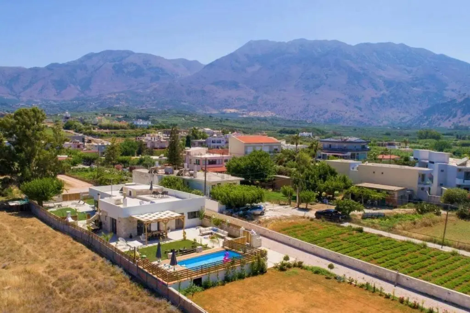 Villa 400 m from the beach 12 to 16 pers 2 pools