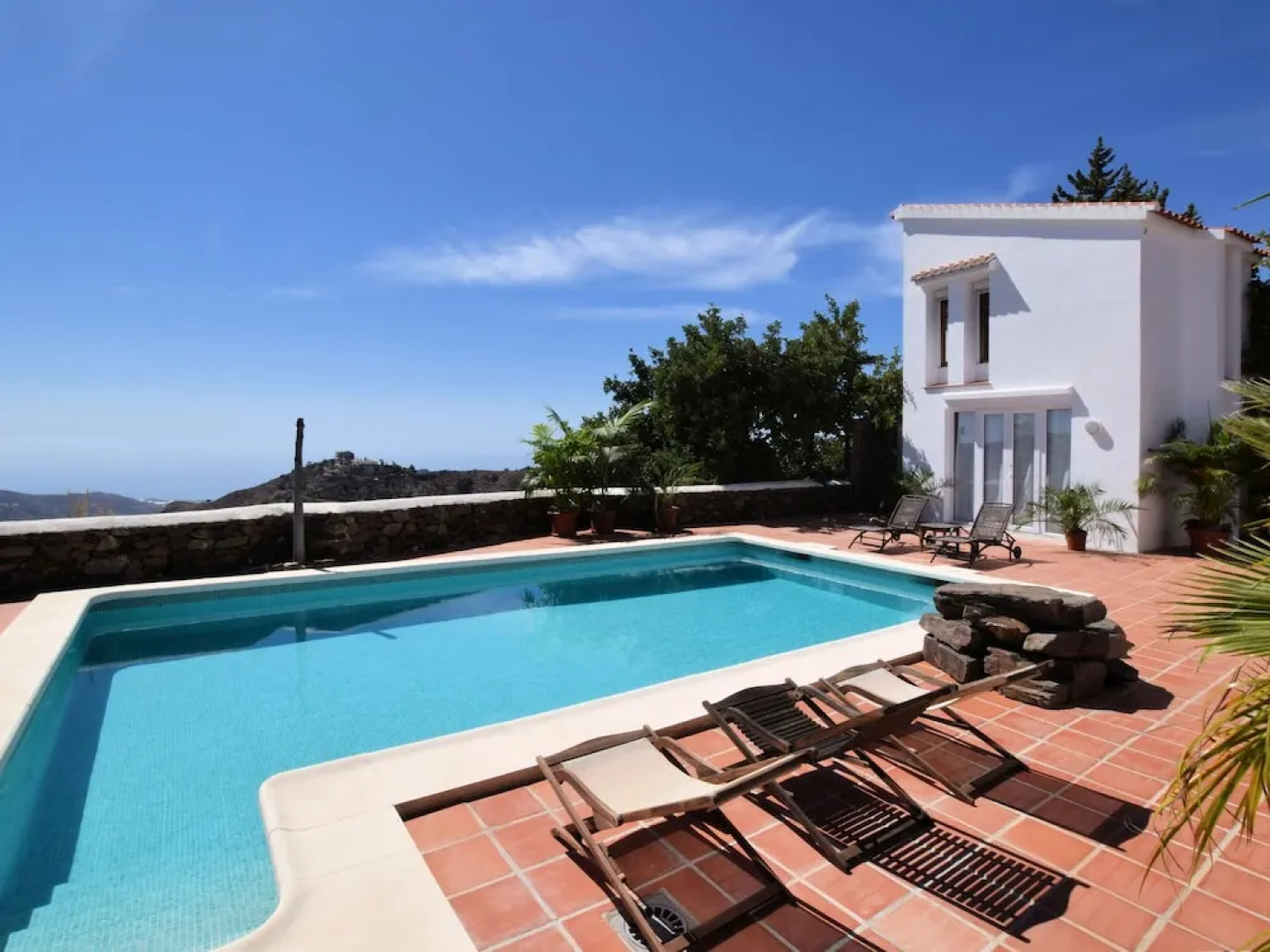 Splendid Villa With in Sayalonga Swimming Pool