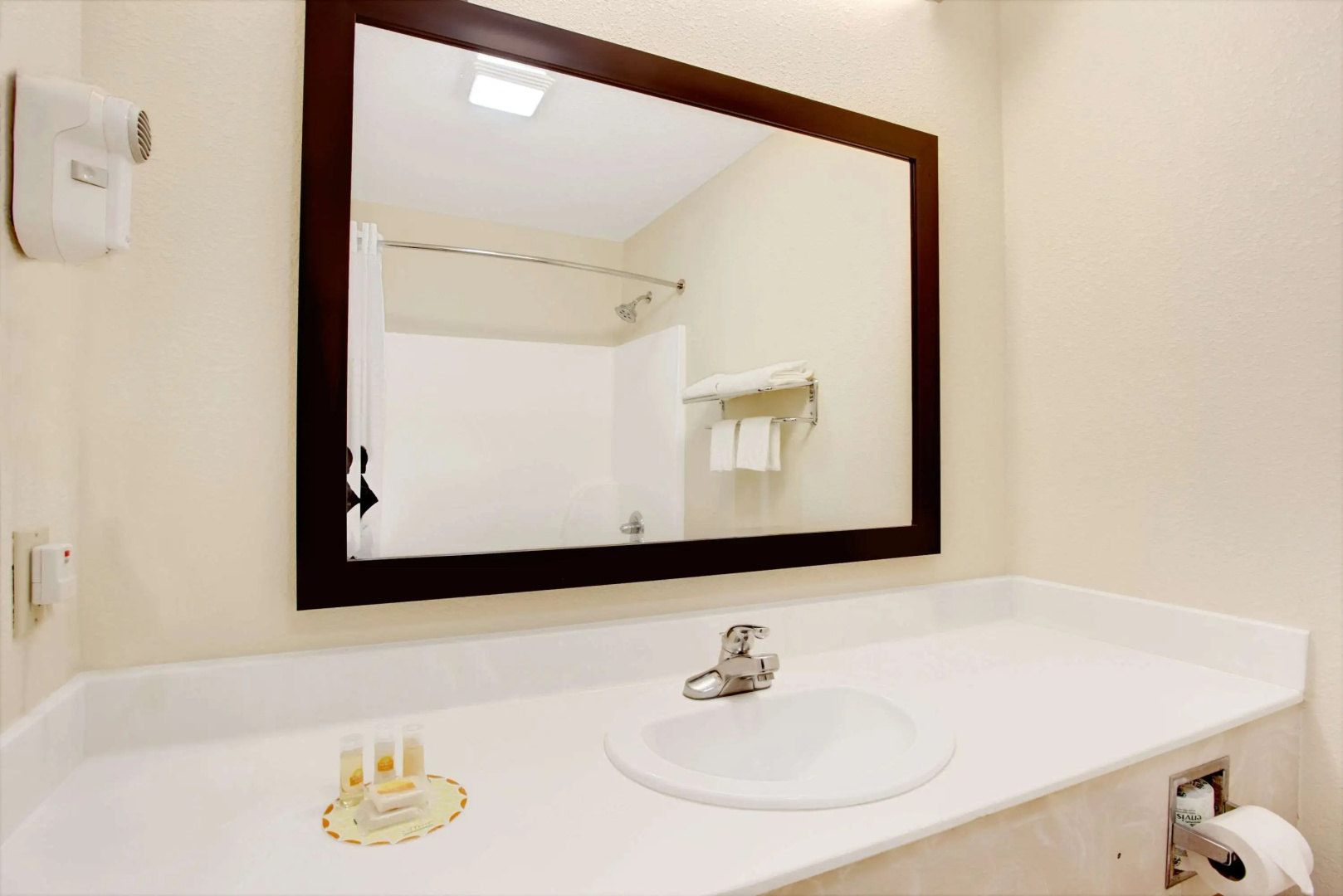 Days Inn & Suites by Wyndham Ridgeland