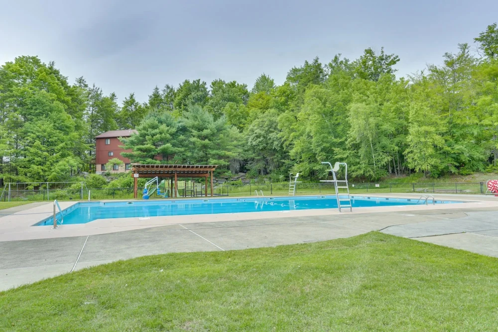 Screened Porch & Grill: Lake Ariel Vacation Rental