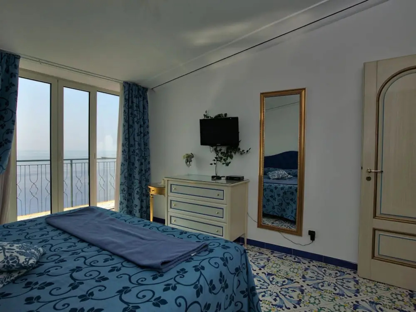 Apartment near Praia with Large Terrace & Spectacular Views