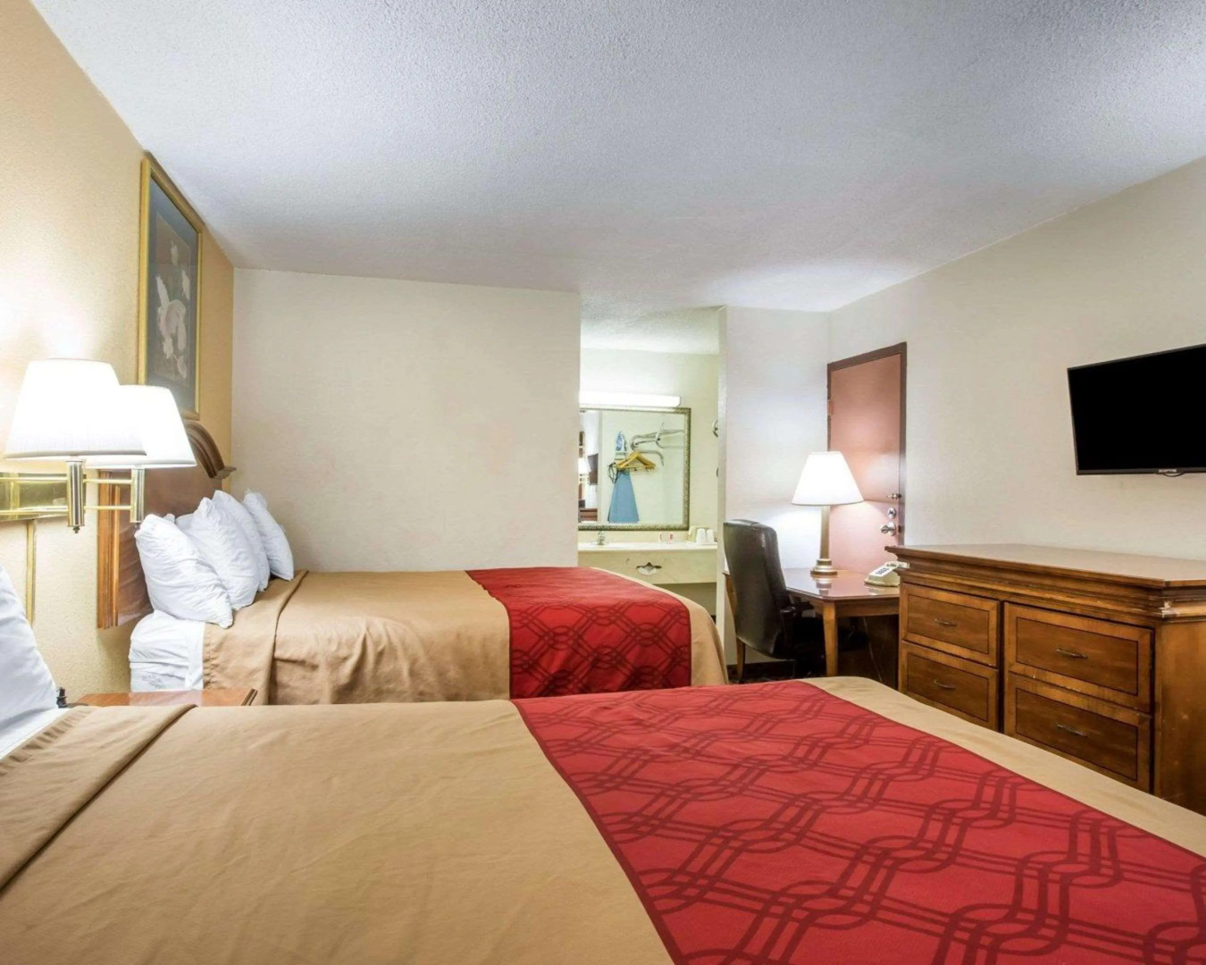 Econo Lodge  Inn & Suites Macon West