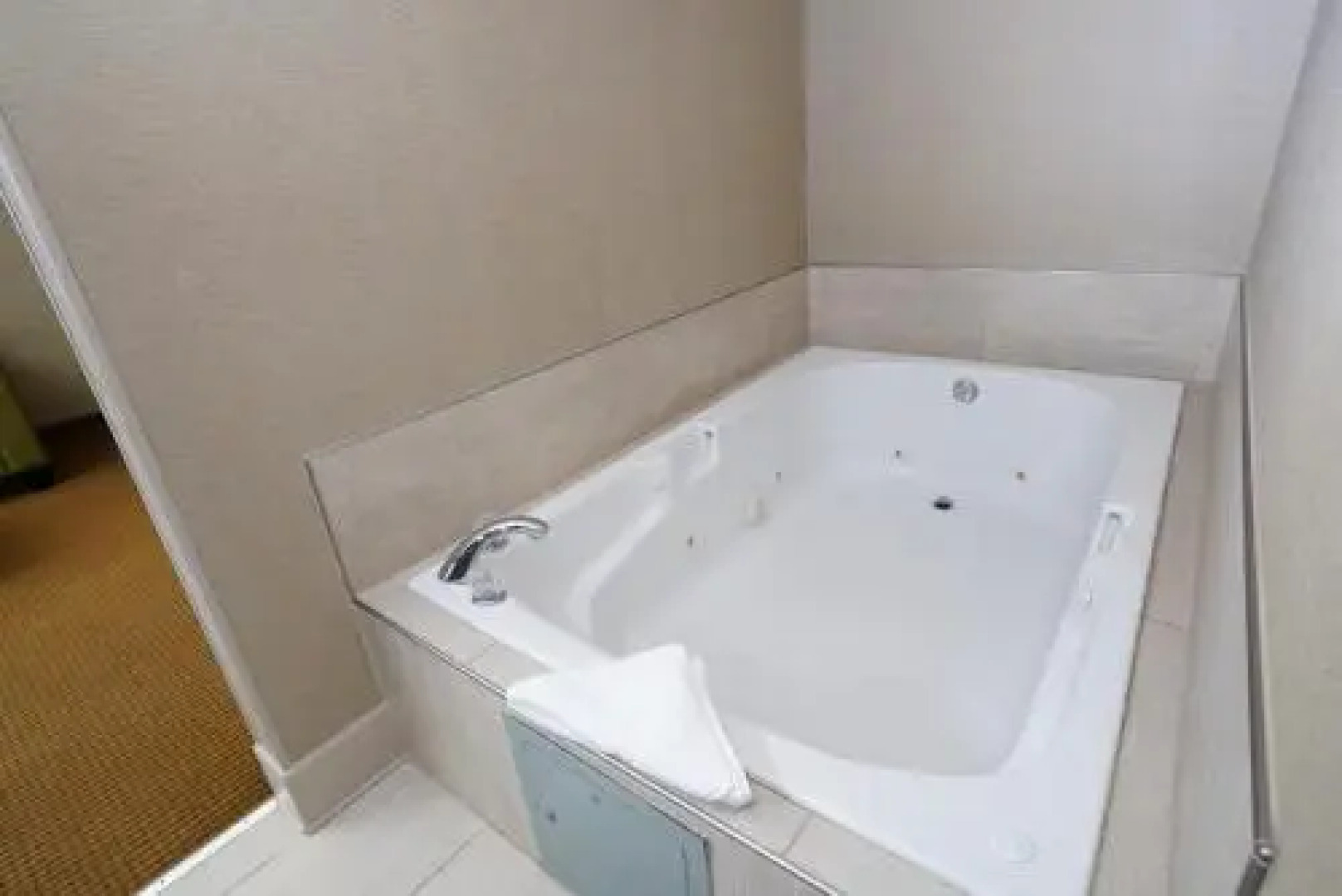 Creekside Hotel & Suites