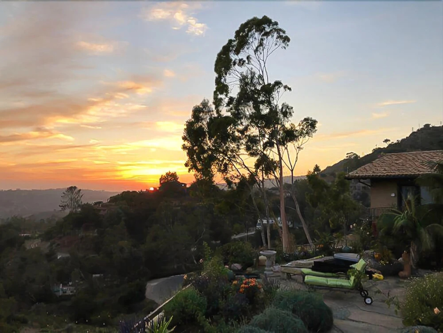 Lush Mountain Drive Home 3 Bedrooms 2.5 Bathrooms Home