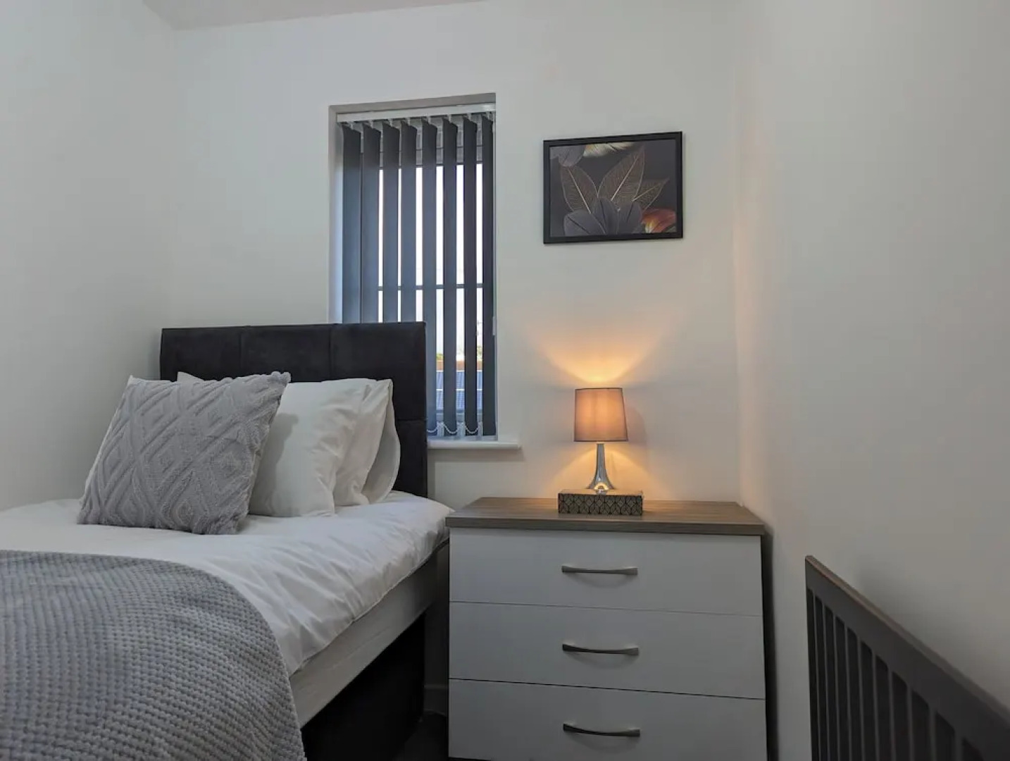 Burnley Entire House 4-bedrooms-sleeps 6-driveway