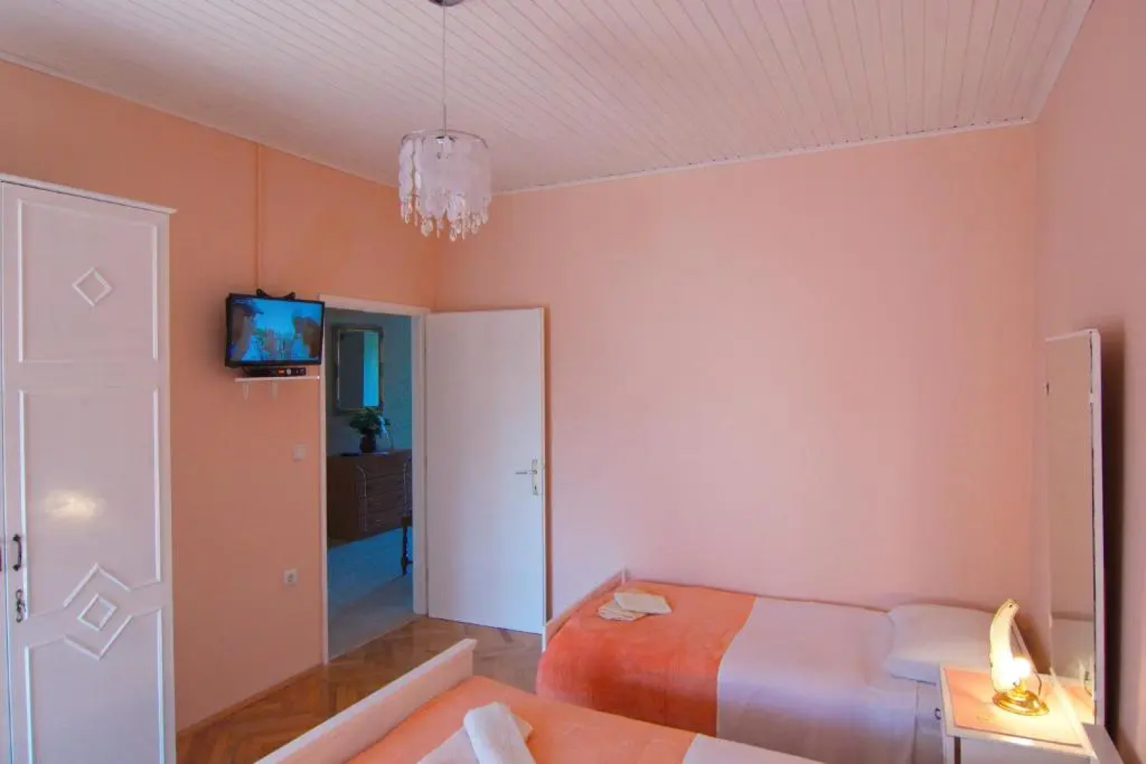 Apartment And Rooms Toka