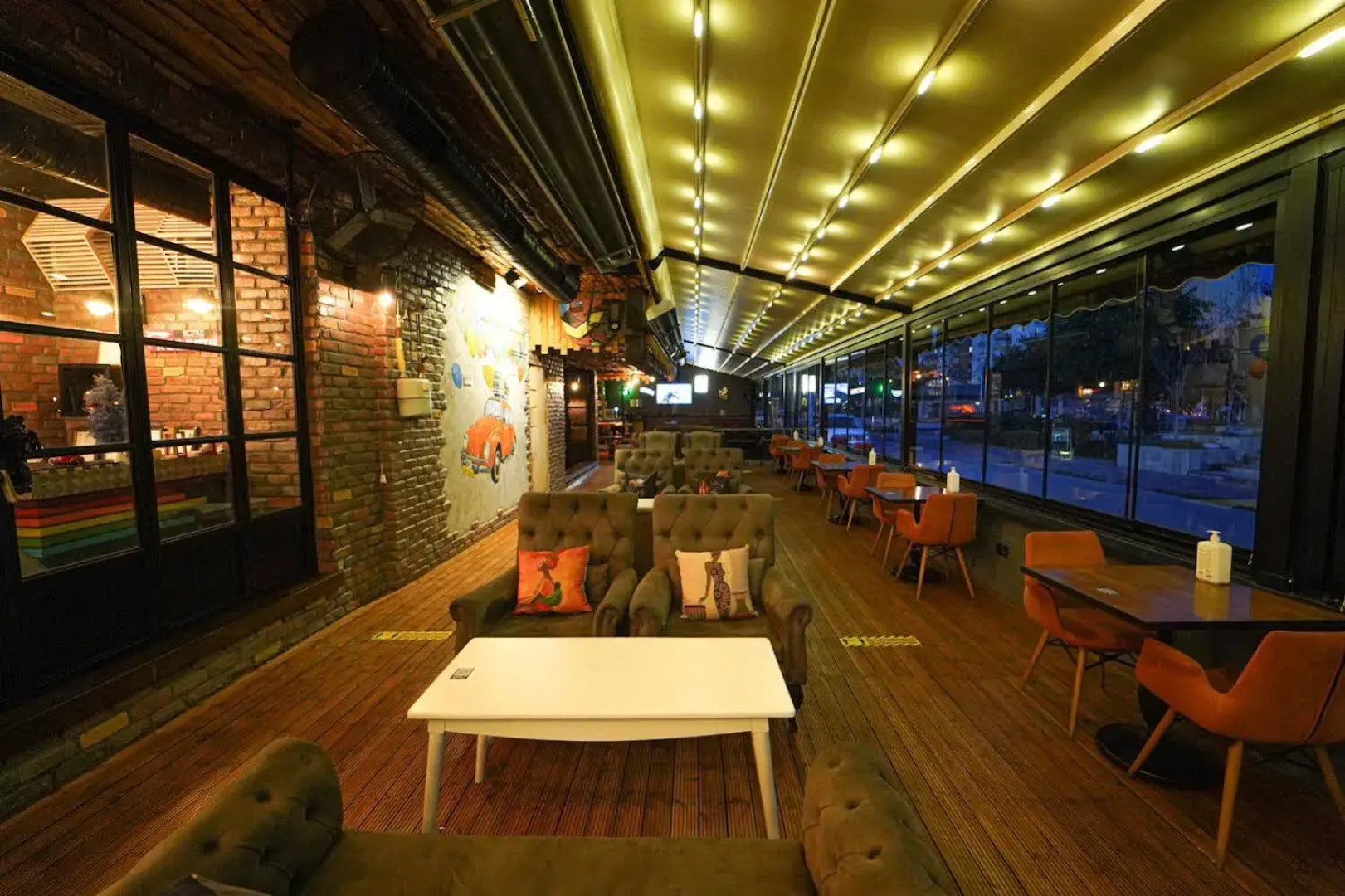 Voswos Garage Coffee & Hotel