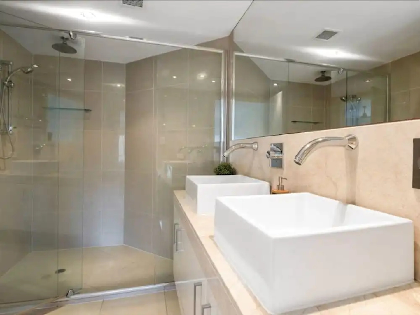 Luxury Townhouse 250m to the Beach