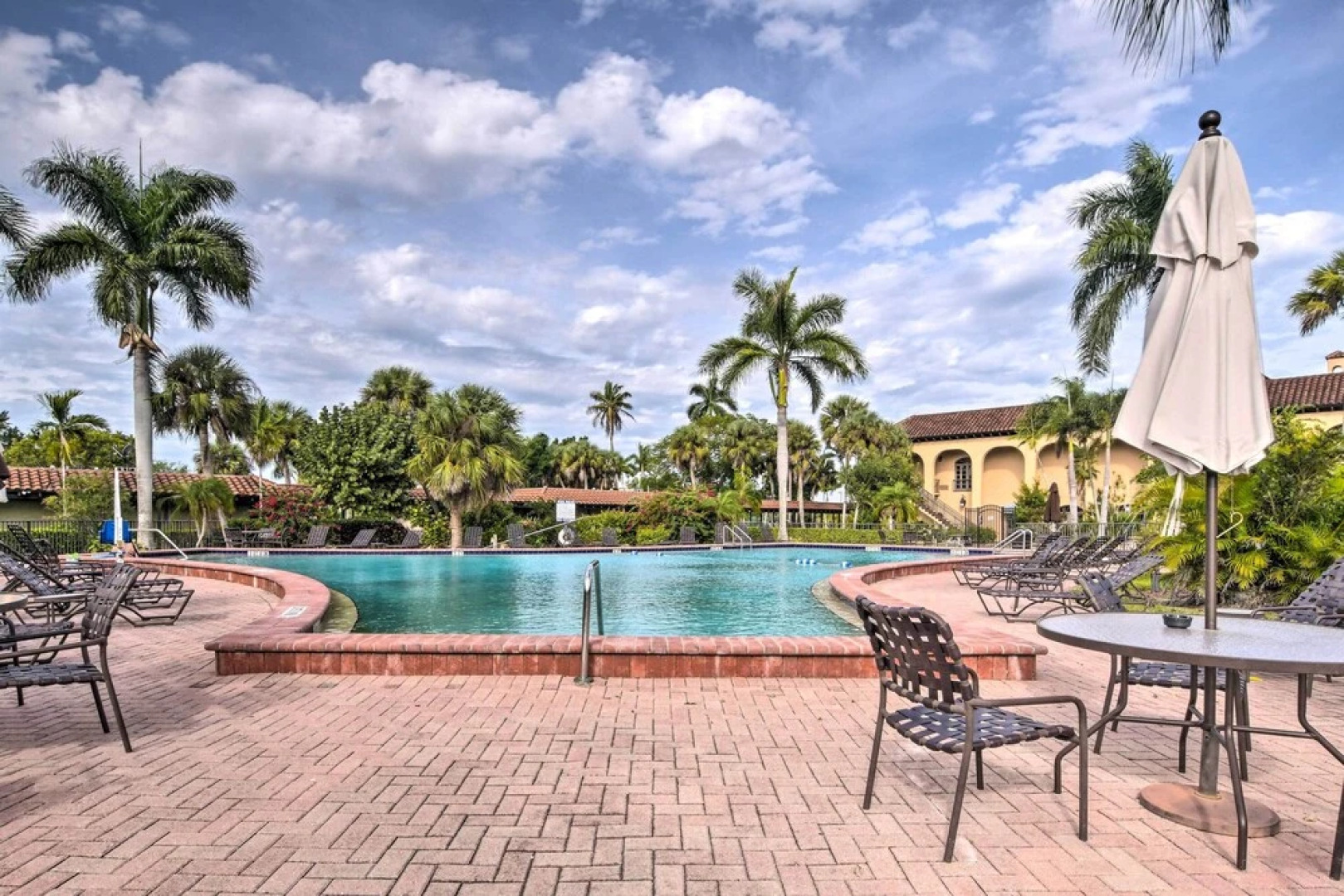 Bright Naples Vacation Rental: Close to Waterfront
