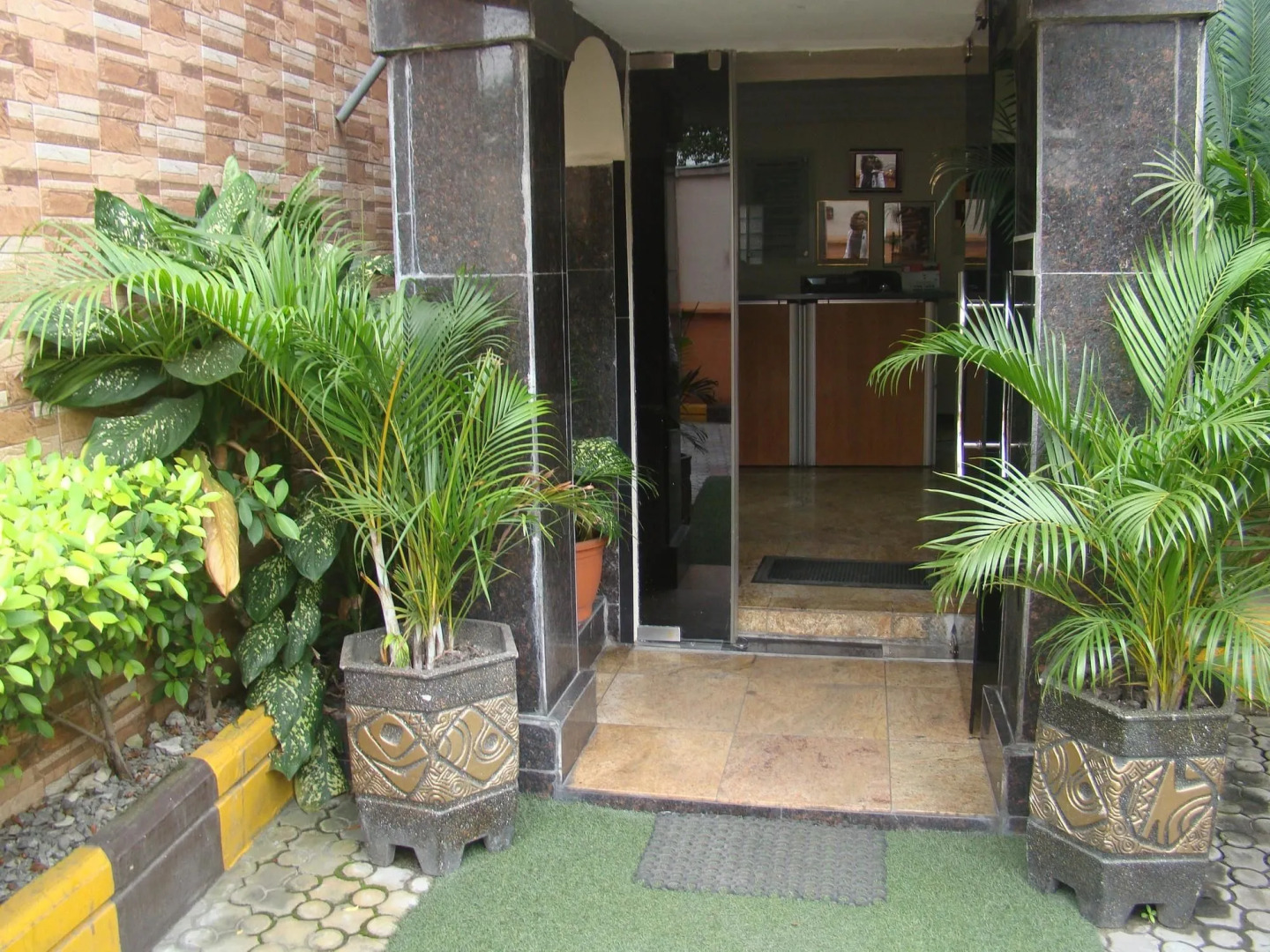 Charlie's Place And Suite