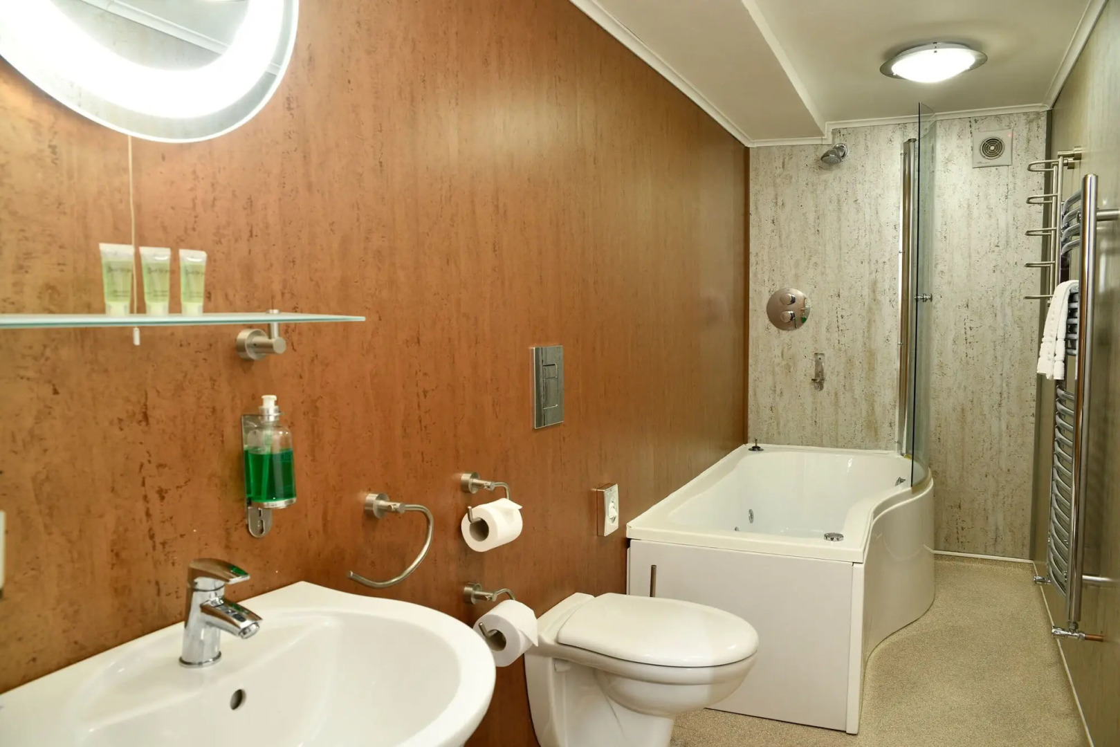 The Knighton Apartment by Paymán Club