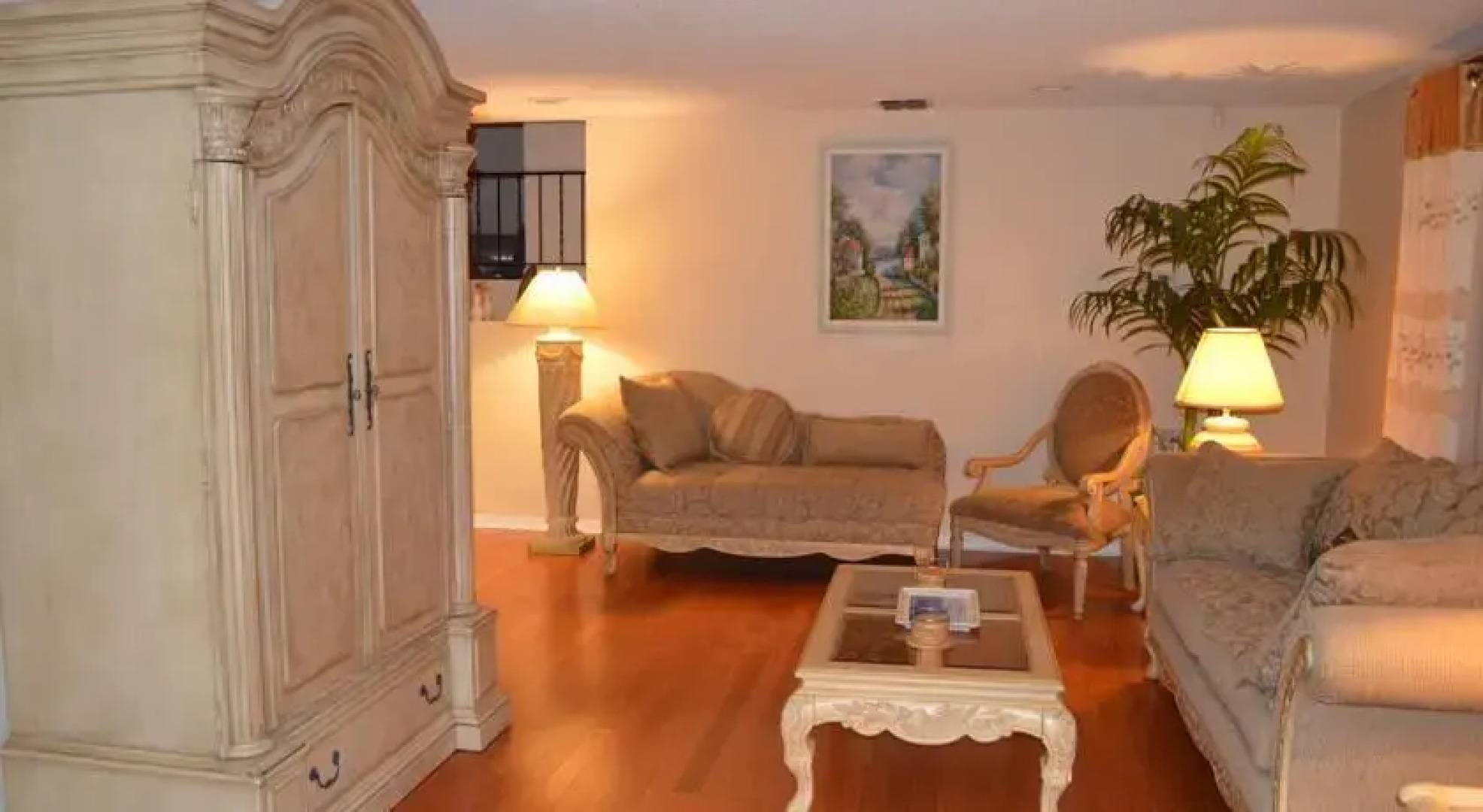 Four-Bedroom House near Universal