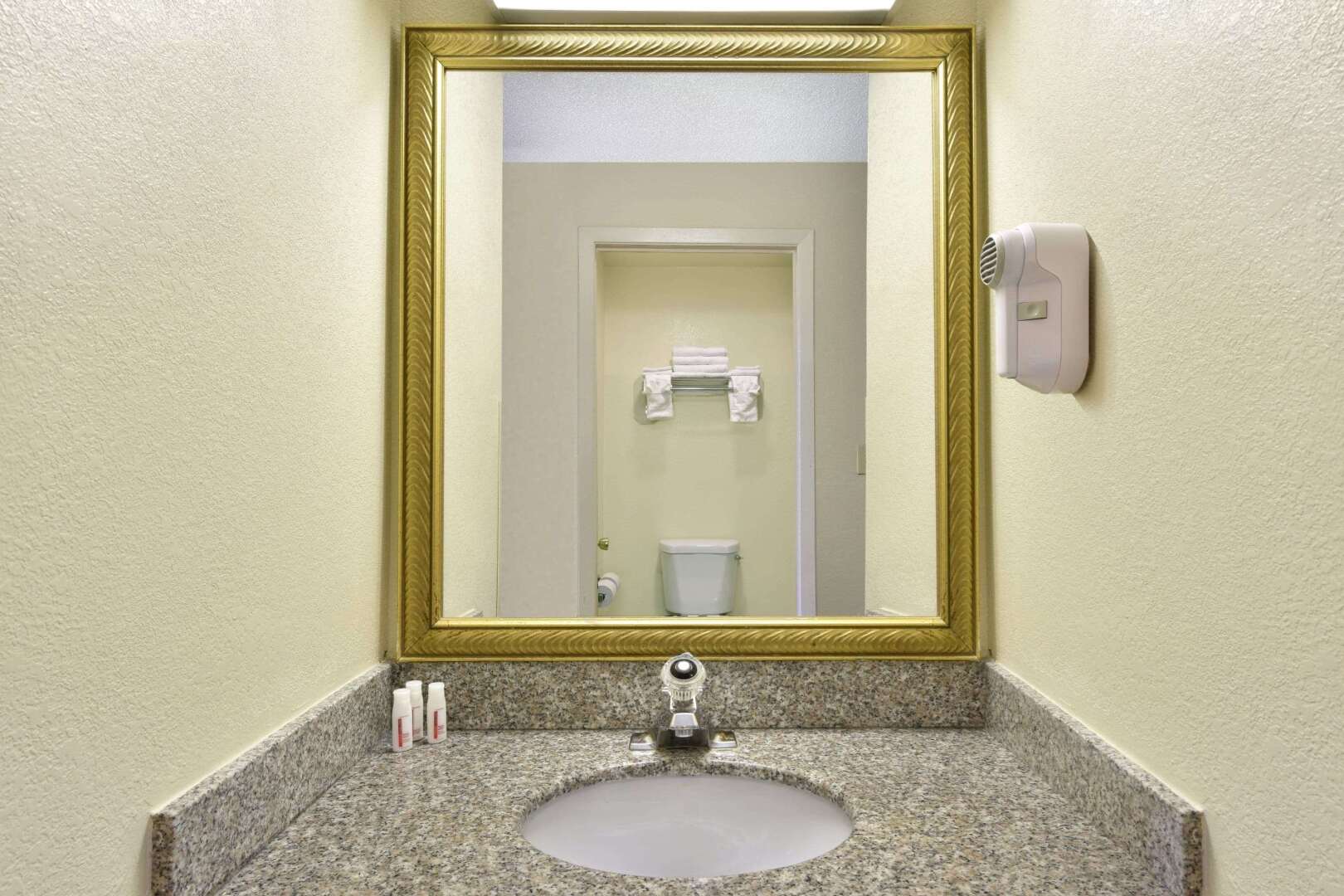 Howard Johnson Hotel & Suites by Wyndham Allentown/Dorney