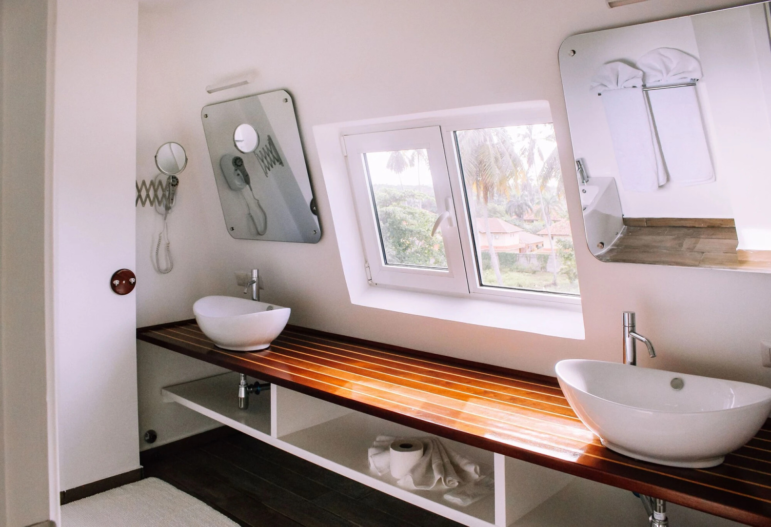 Puerto Plaza Hotel & Shops 