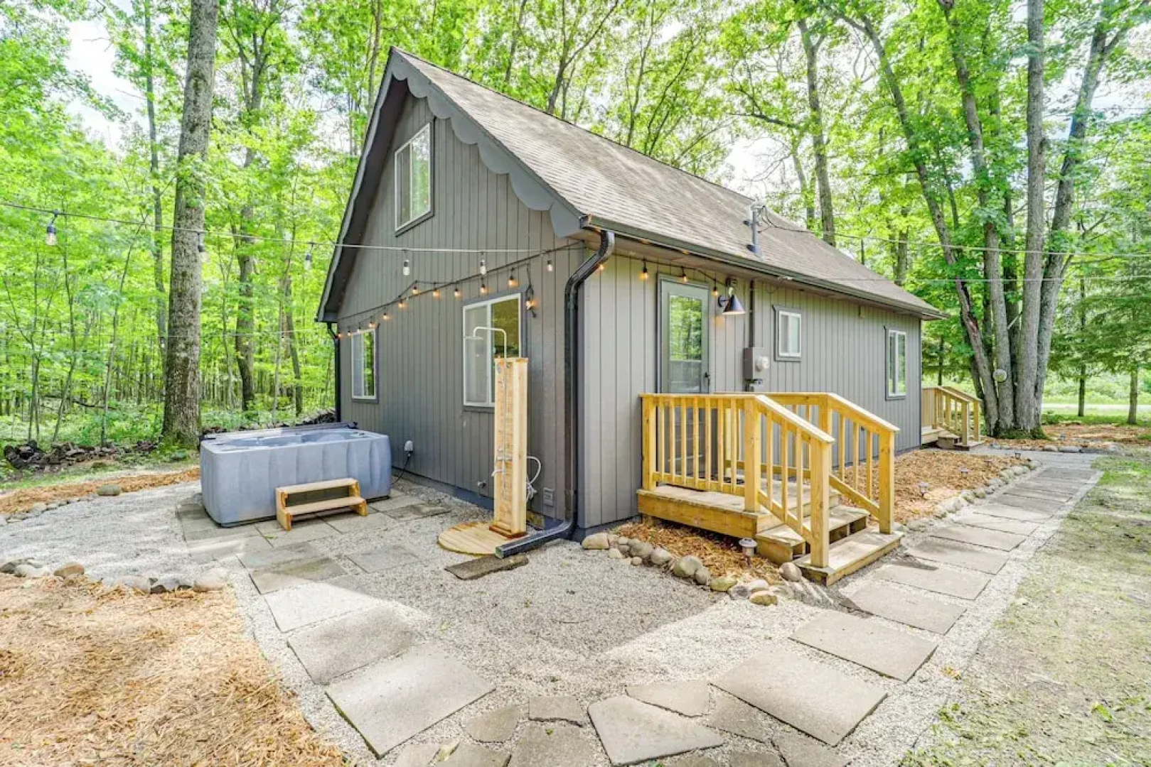 Roscommon Chalet w/ Hot Tub Near Higgins Lake!