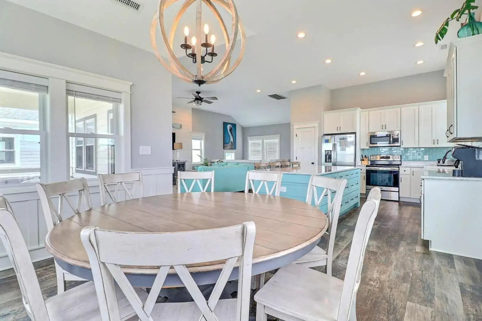 4059 - Bikinis & Martinis