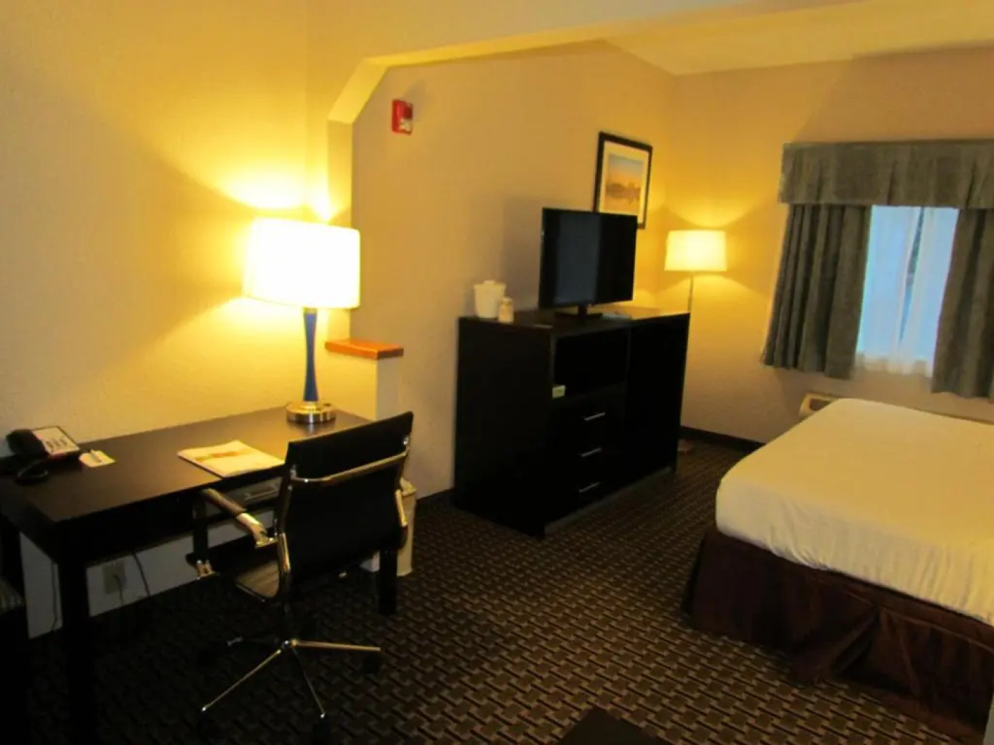 The Armada Inn & Suites Glendale Heights