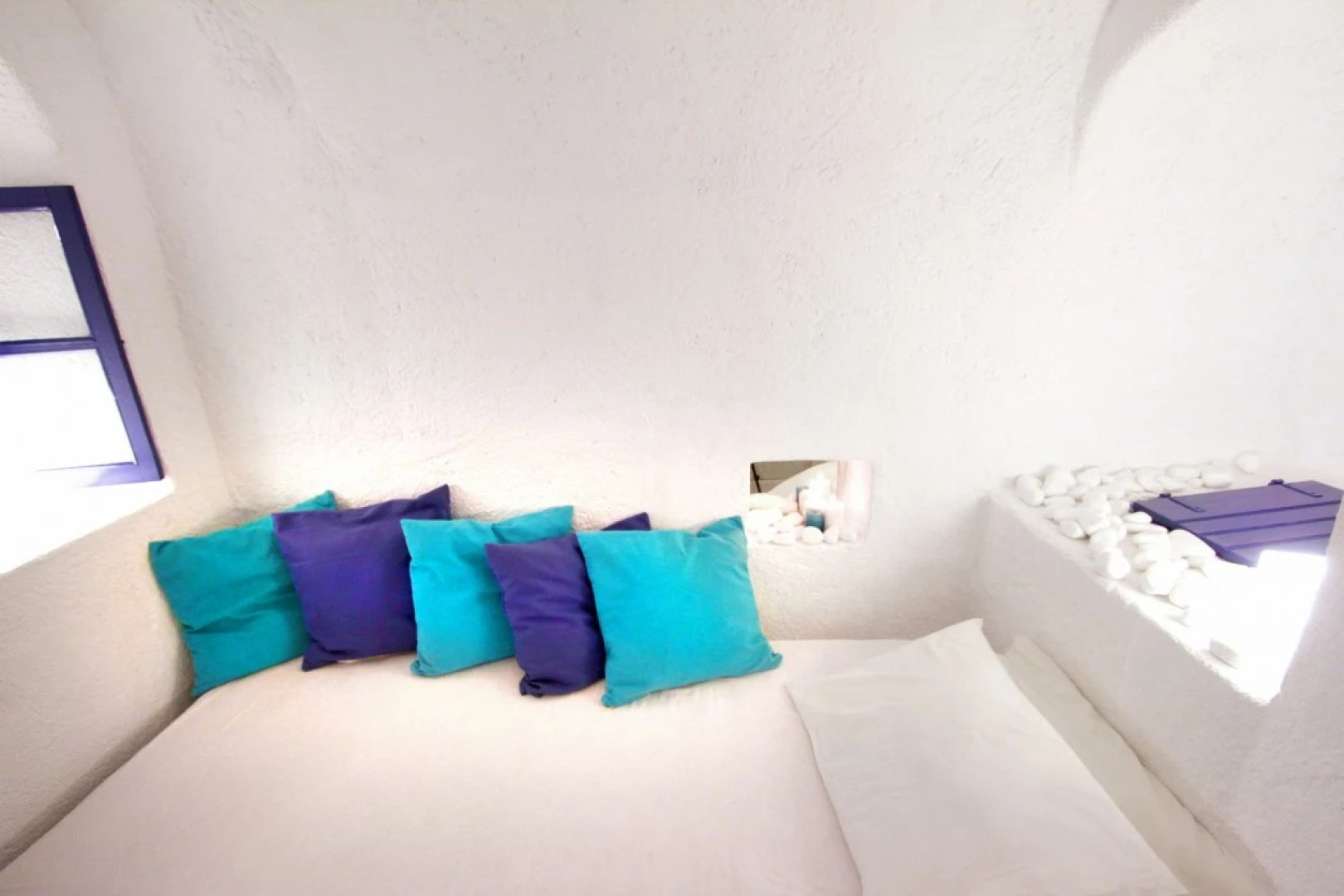 Blu Bianco Cave House