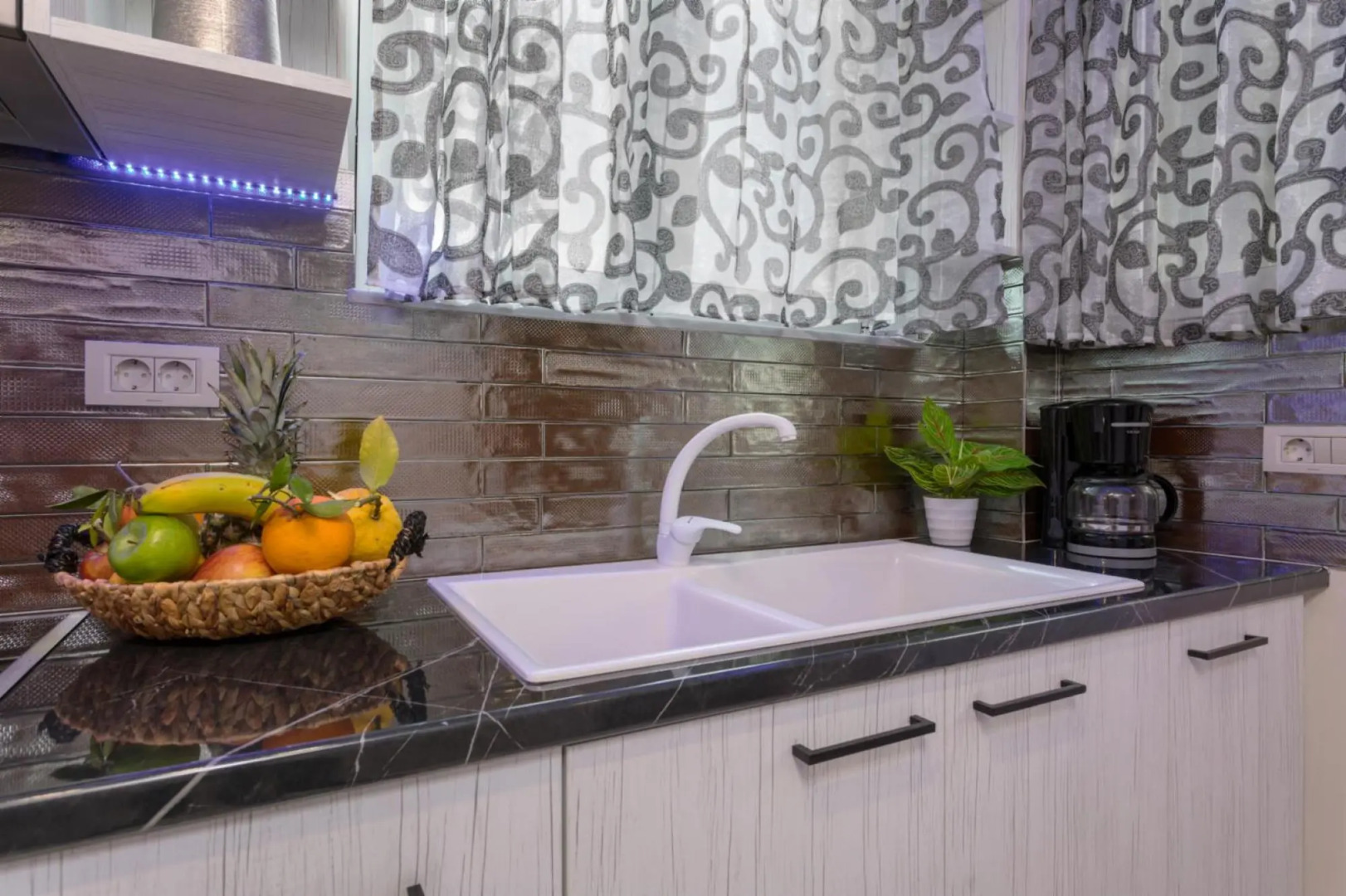 Evia's Apartment - New Apartment In Town!