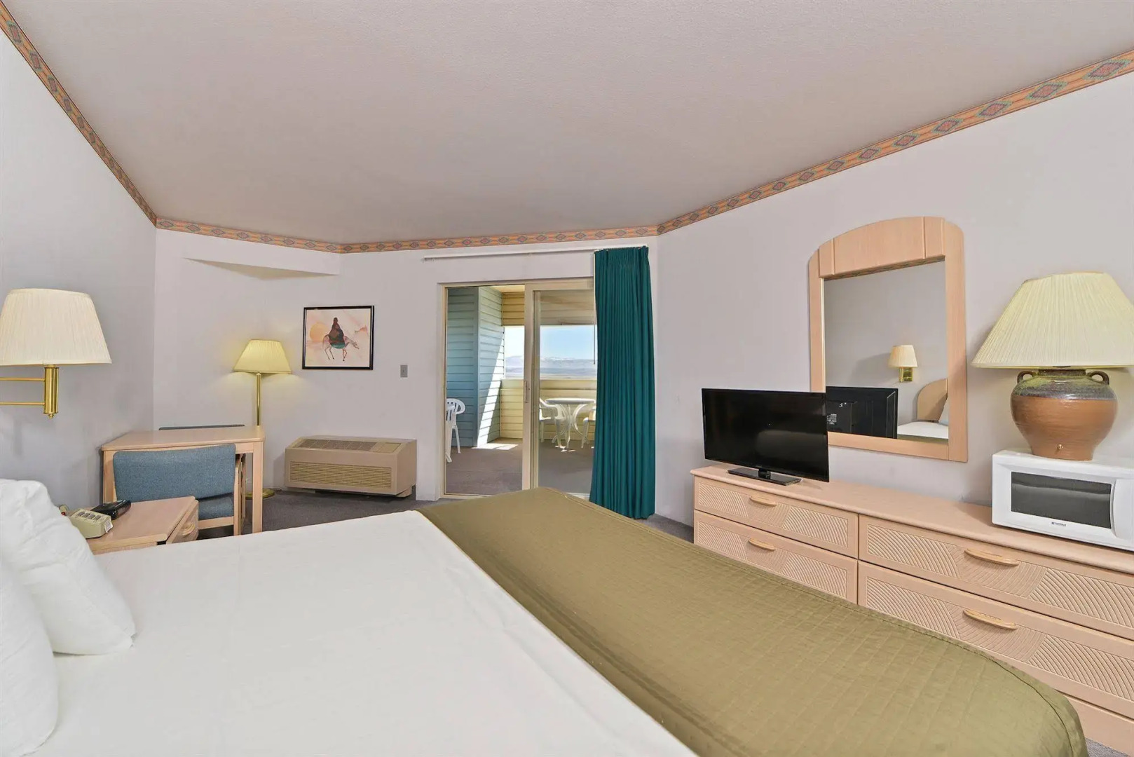 Econo Lodge Inn & Suites